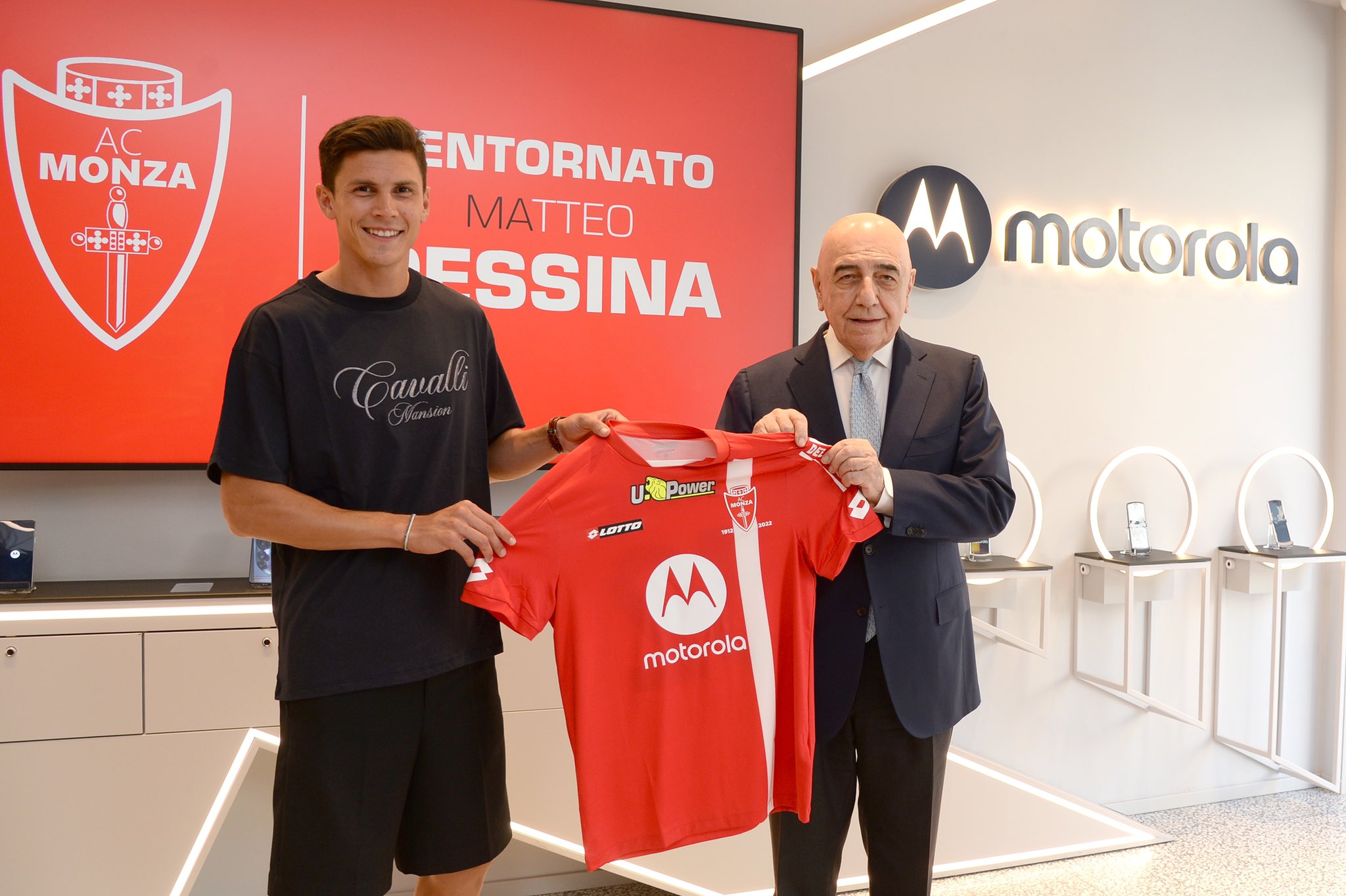 Matteo Pessina (kiri) saat diperkenalkan sebagai pemain Monza.