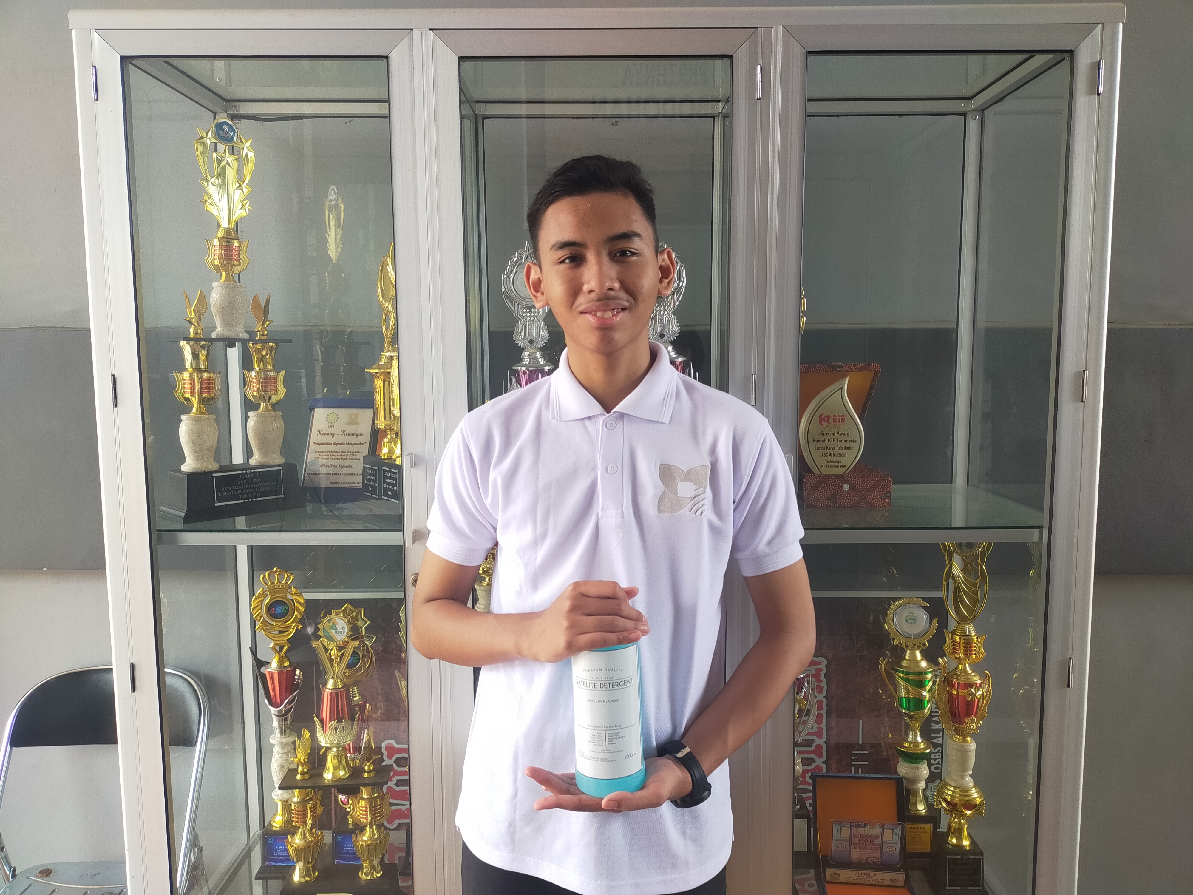 Santri SMA Quranic Science Boarding School Al Kautsar 561 Tasikmalaya, Jawa Barat, Muhammad Dihya Aby Abdi Manaf, 17, meraih medali perak di