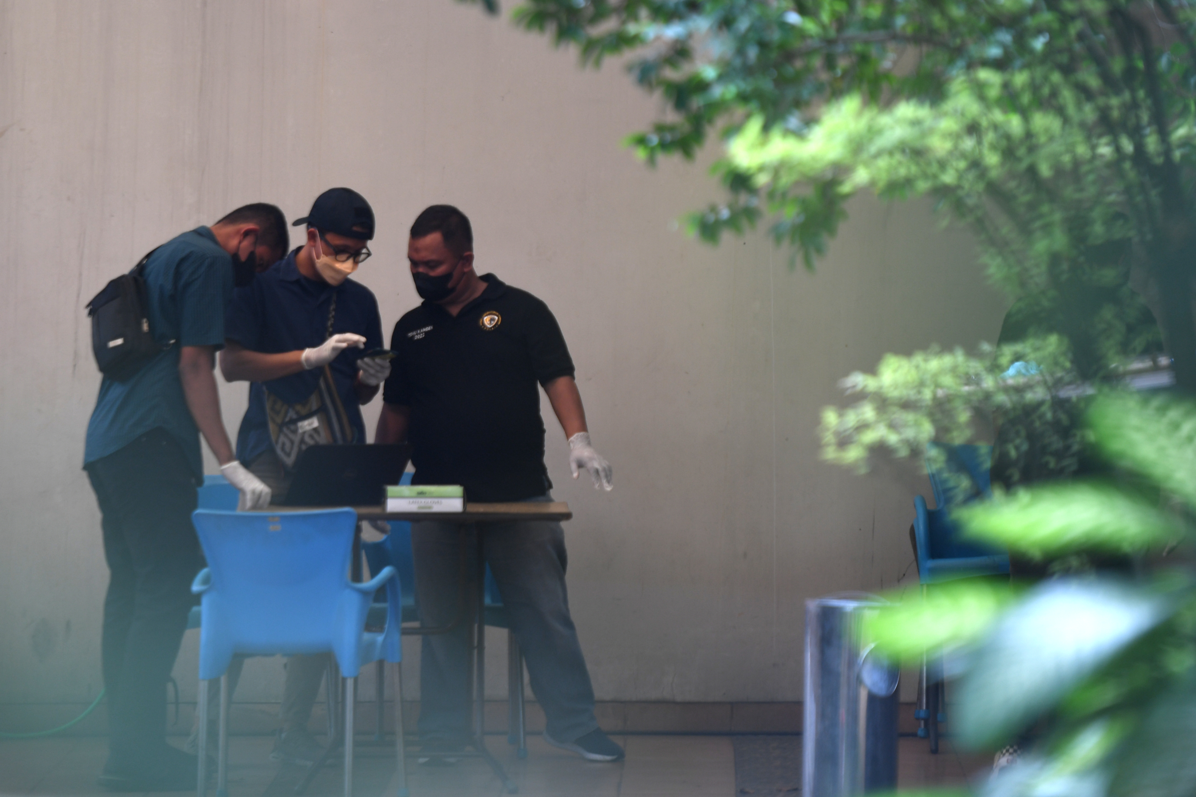 Petugas kepolisian berada di halaman rumah dinas Irjen Pol Ferdy Sambo saat prarekonstruksi kasus penembakan yang menewaskan Brigadir J.