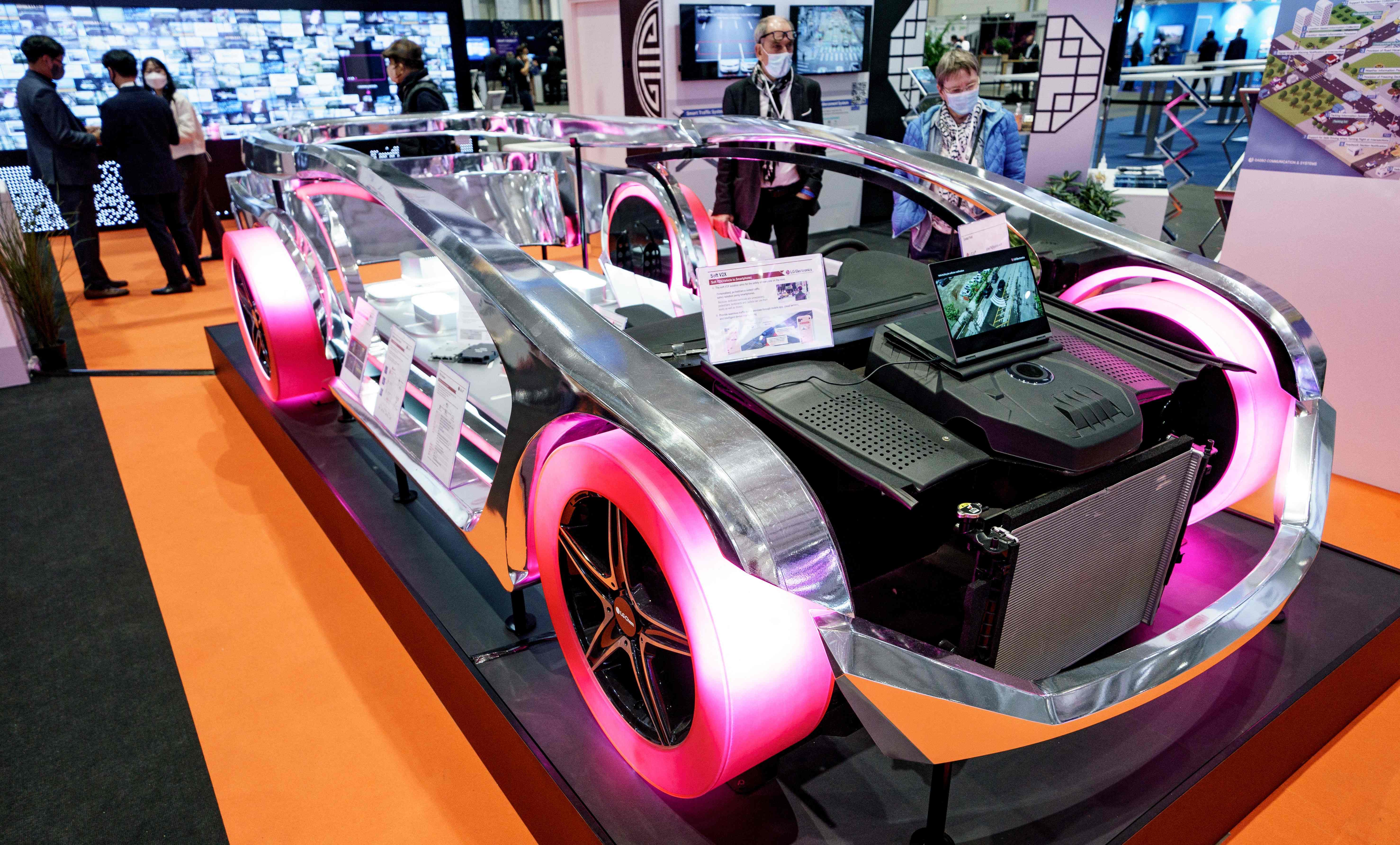 Sebuah model kendaraan listrik yang dipamerkan LG Electronics pada pameran di Hamburg, Jerman, 15 Oktober 2021.