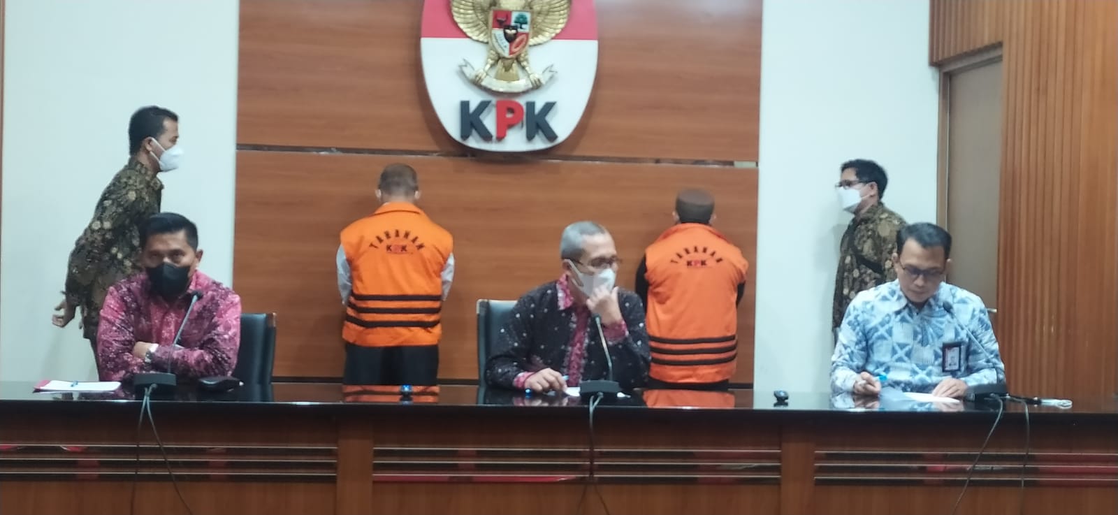 Konfrensi pers penetapan tiga tersangka korupsi pembangunan Stadion Mandala Krida  