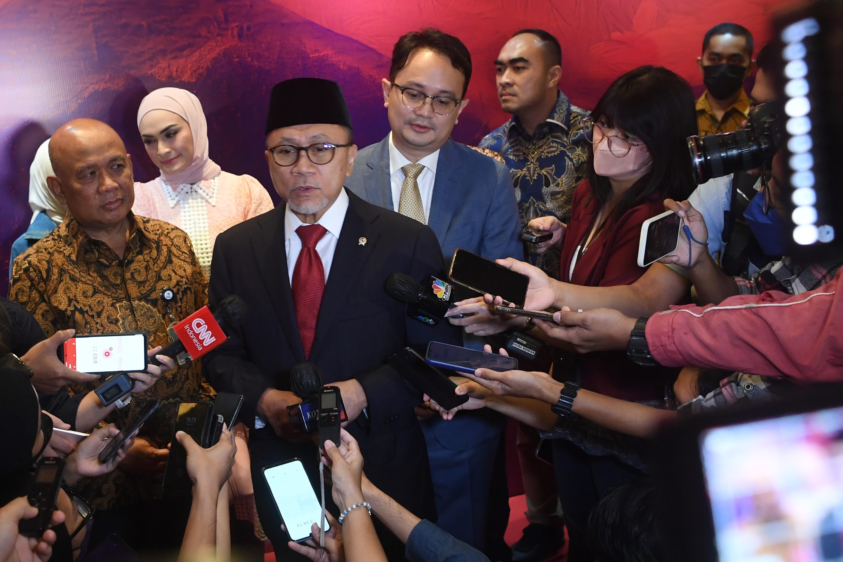 Menteri Perdagangan Zulkifli Hasan saat menjawab pertanyaan wartawan.