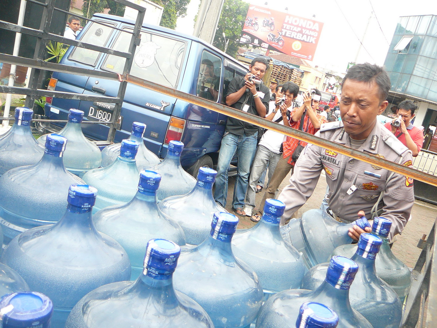 Polisi dari Polsek Cisaat menyita galon dari toko isi ulang air minum dalam kemasan di Sukabumi, Jabar, beberapa waktu lalu.