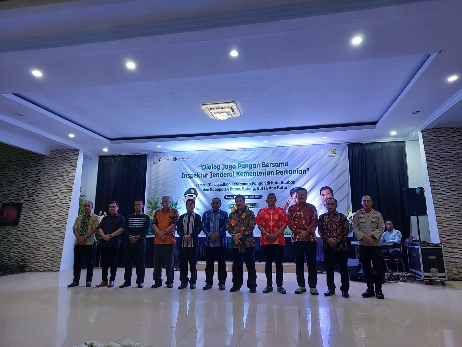 Irjen Kementan, Jan Maringka, melakukan kunjungan ke Pulau Buton, Kota Bau Bau, Sulawesi Tenggara. 