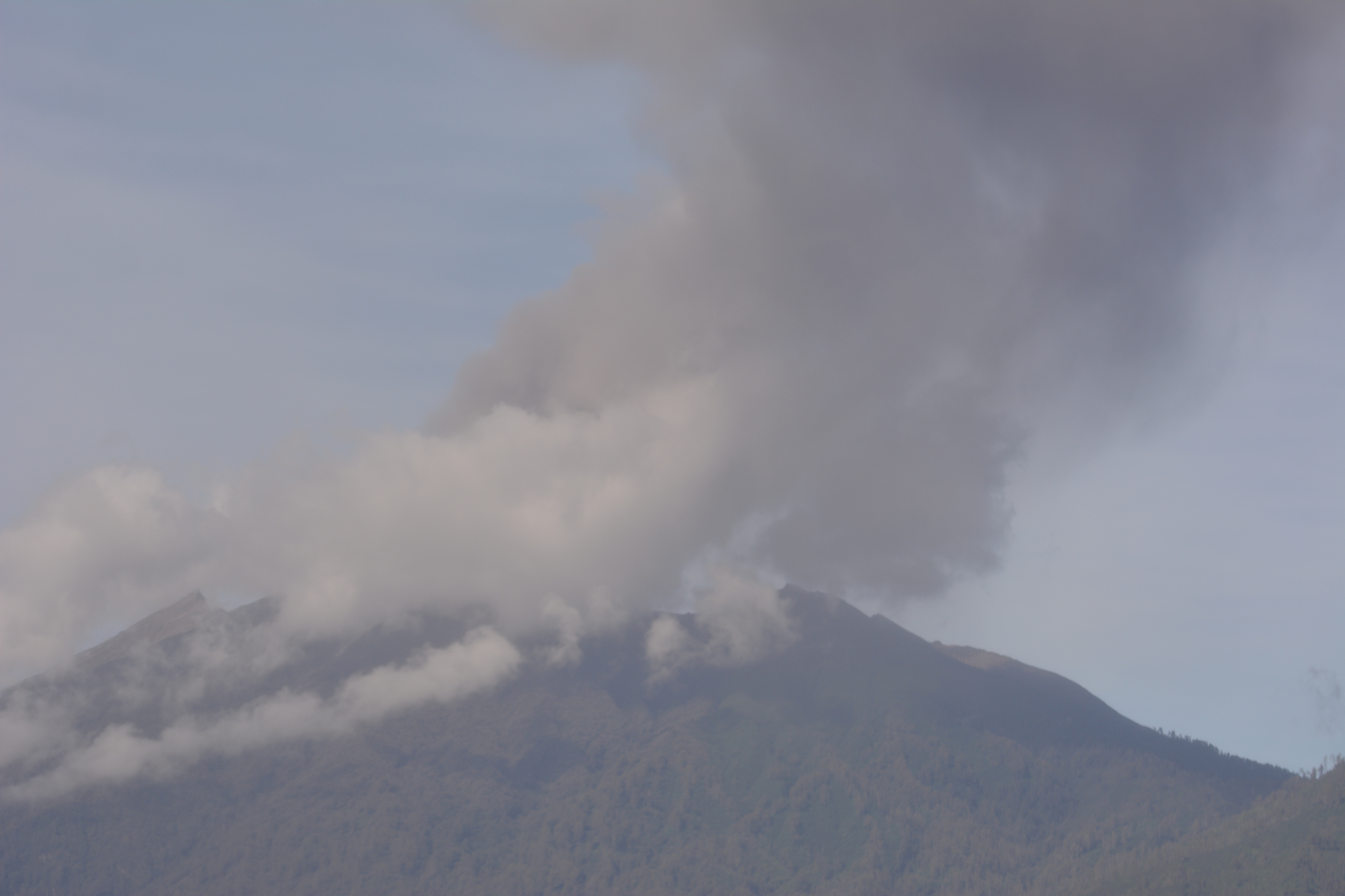 Potret semburan abu vulkanik Gunung Raung terlihat di Desa Kalianyar, Jawa Timur.