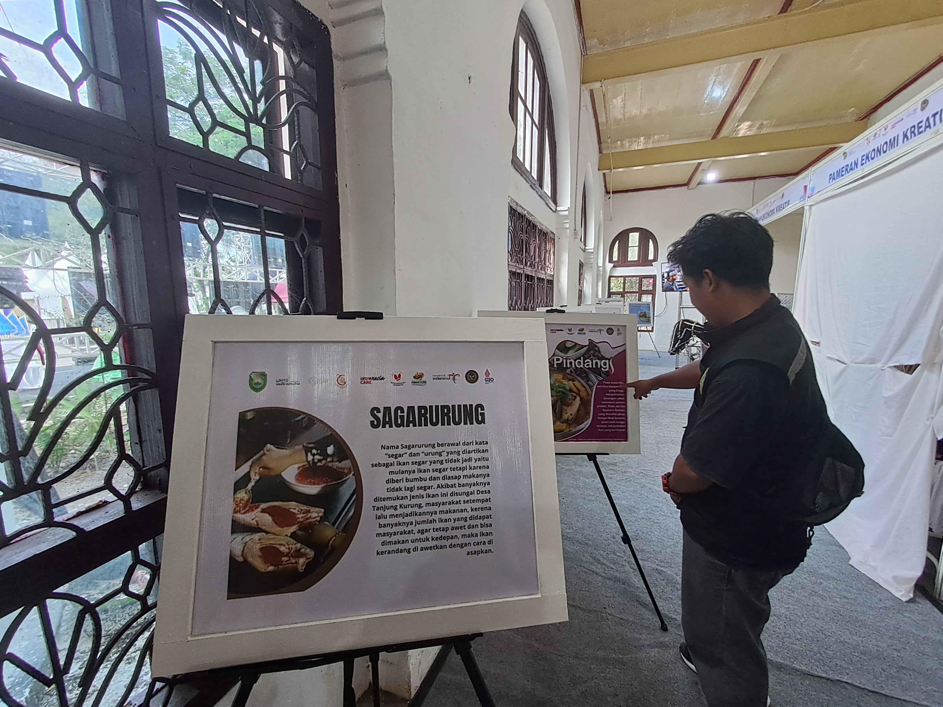 Salah satu pengunjung even Festival Sriwijaya XXX di Museum SMB II Palembang melihat pameran Warisan Budaya Tak Benda, Jumat (1/7/2022).