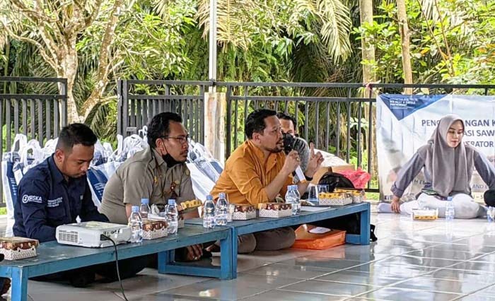 Kepala SMKPPN Banjarbaru, Budi Santoso dan Konsultan PPIU YESS Kalsel, Soedjatmiko melepas peserta magang, Kamis (14/7)