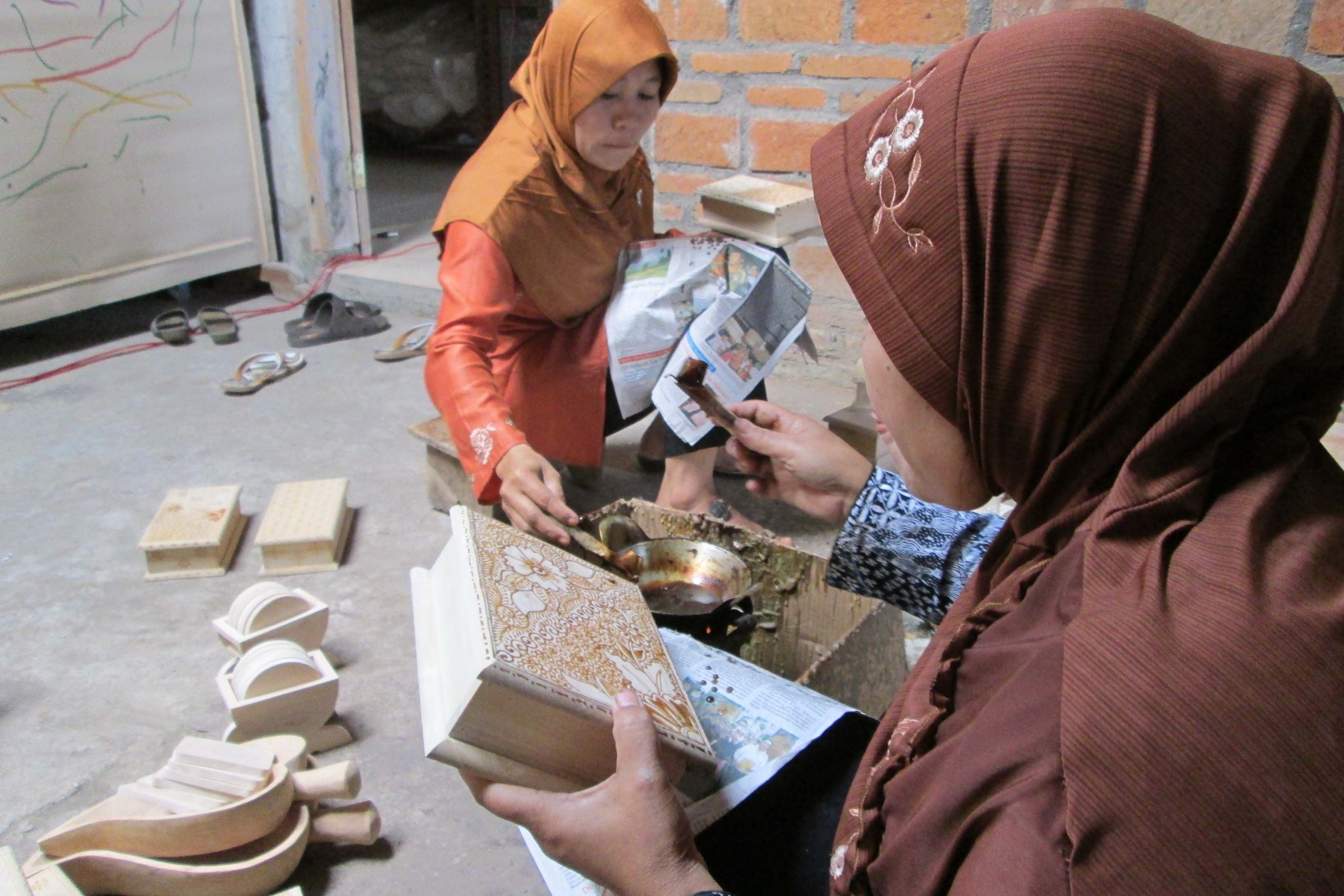 Perajin di sanggar Sangkerta Batik Kayu di Desa Kadokan, Kecamatan Grogol, Kabupaten Sukoharjo, Jateng, sedang membatik kotak perhiasan.