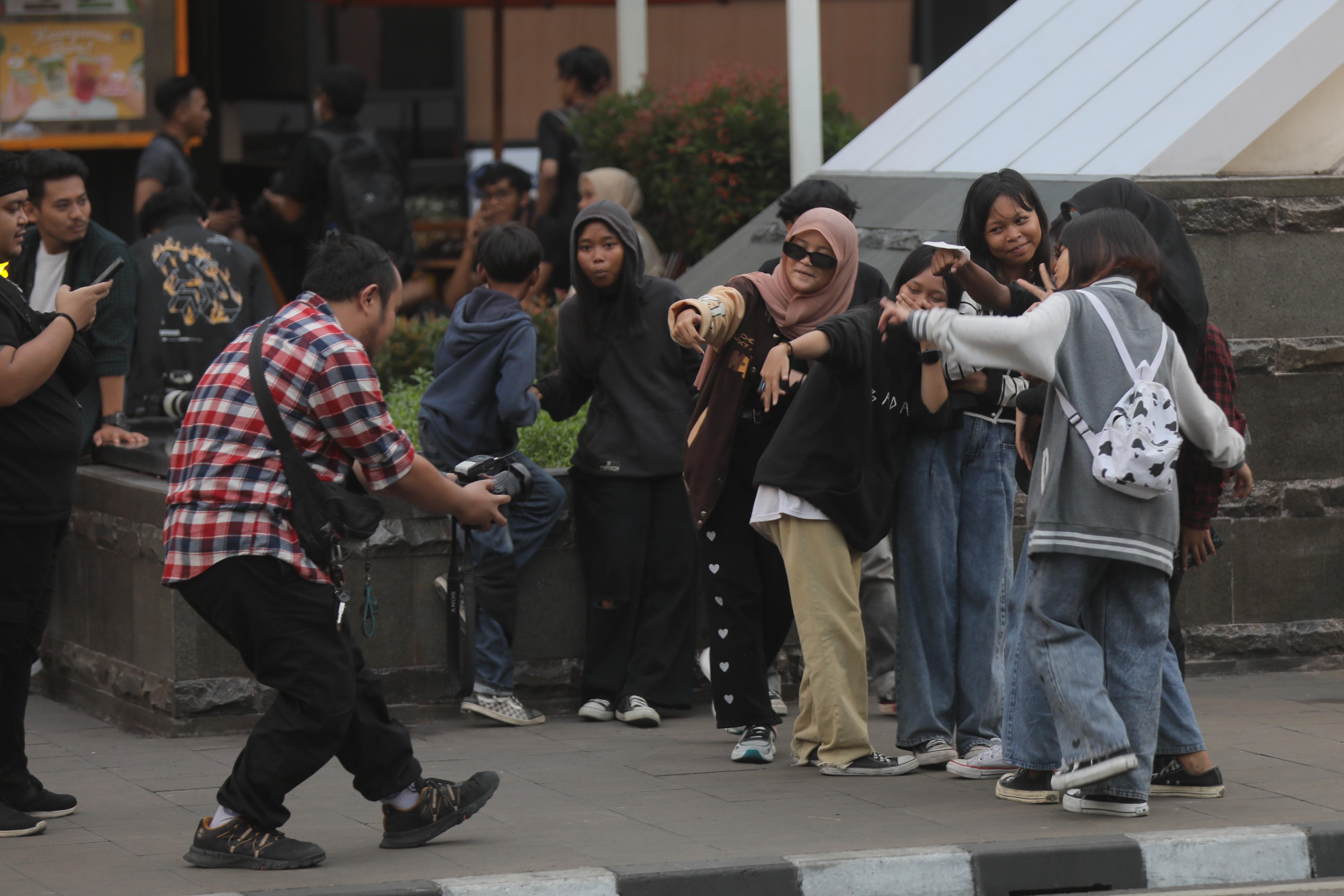 Anak muda yang berasal dari Jakarta, Citayam, Bojong Gede, Depok dan sekitarnya berada di Kawasan Dukuh Atas.