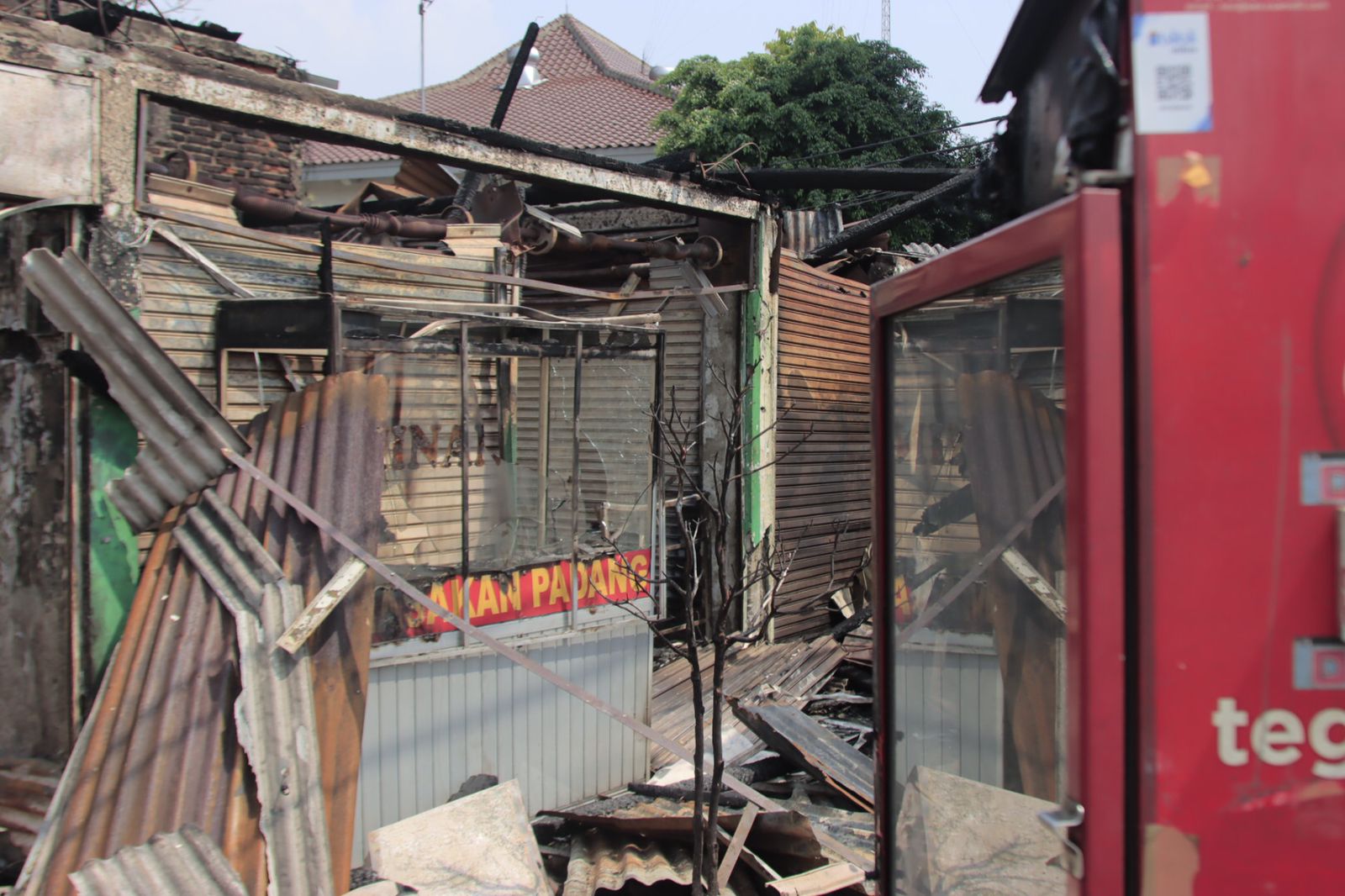 Sejumlah kios di Terminal Kota Bekasi menyisakan puing setelah dilahap api pada Selasa (19/7) pagi.