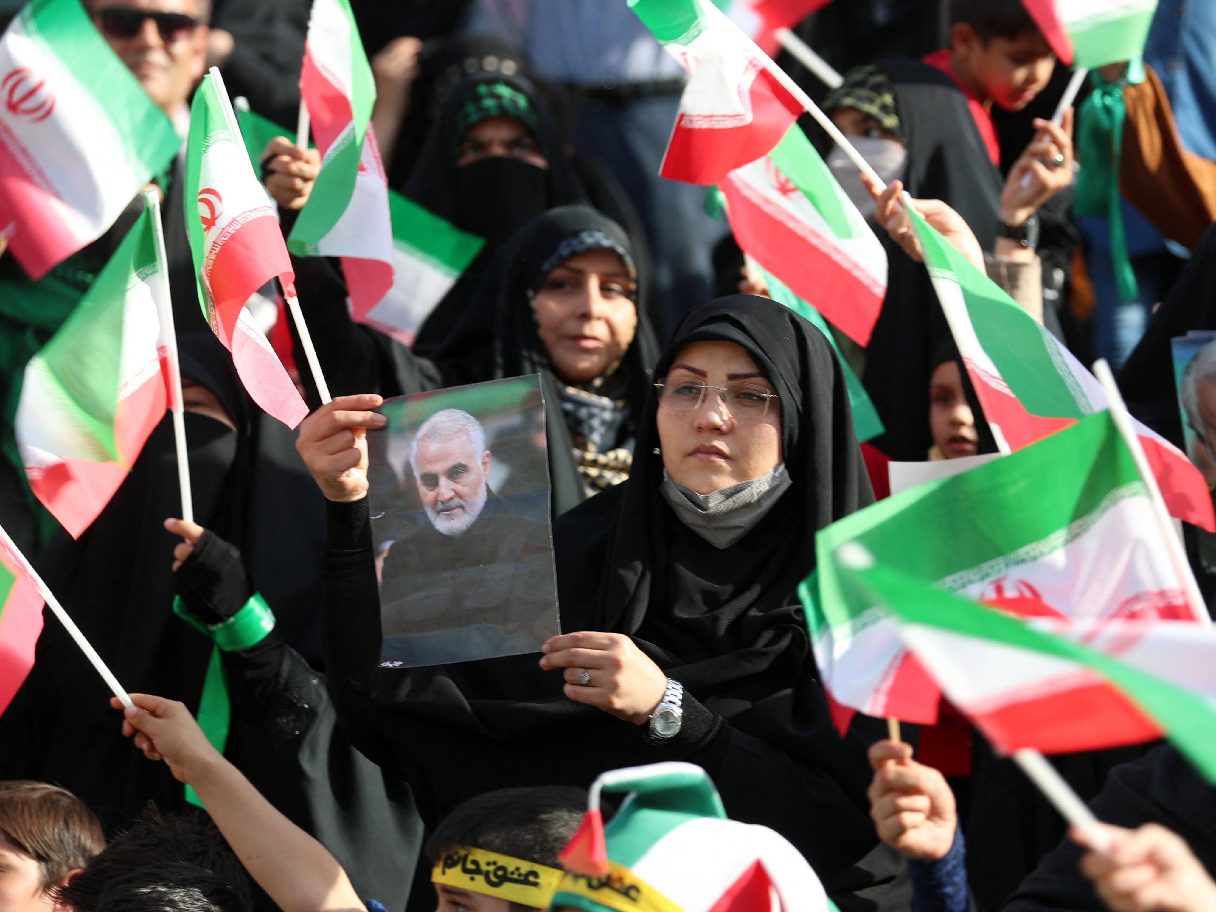 Warga Iran membawa potret Kepala IRGC Qasem Soleimani yang terbunuh oleh Amerika Serikat.