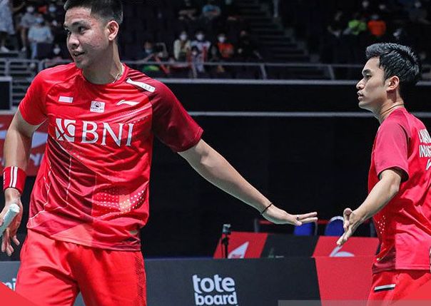  Ganda putra Indonesia Daniel Marthin (kiri) dan Leo Rolly Carnando pada final turnamen BWF Super 500 Singapore Open 2022, Minggu (177)./