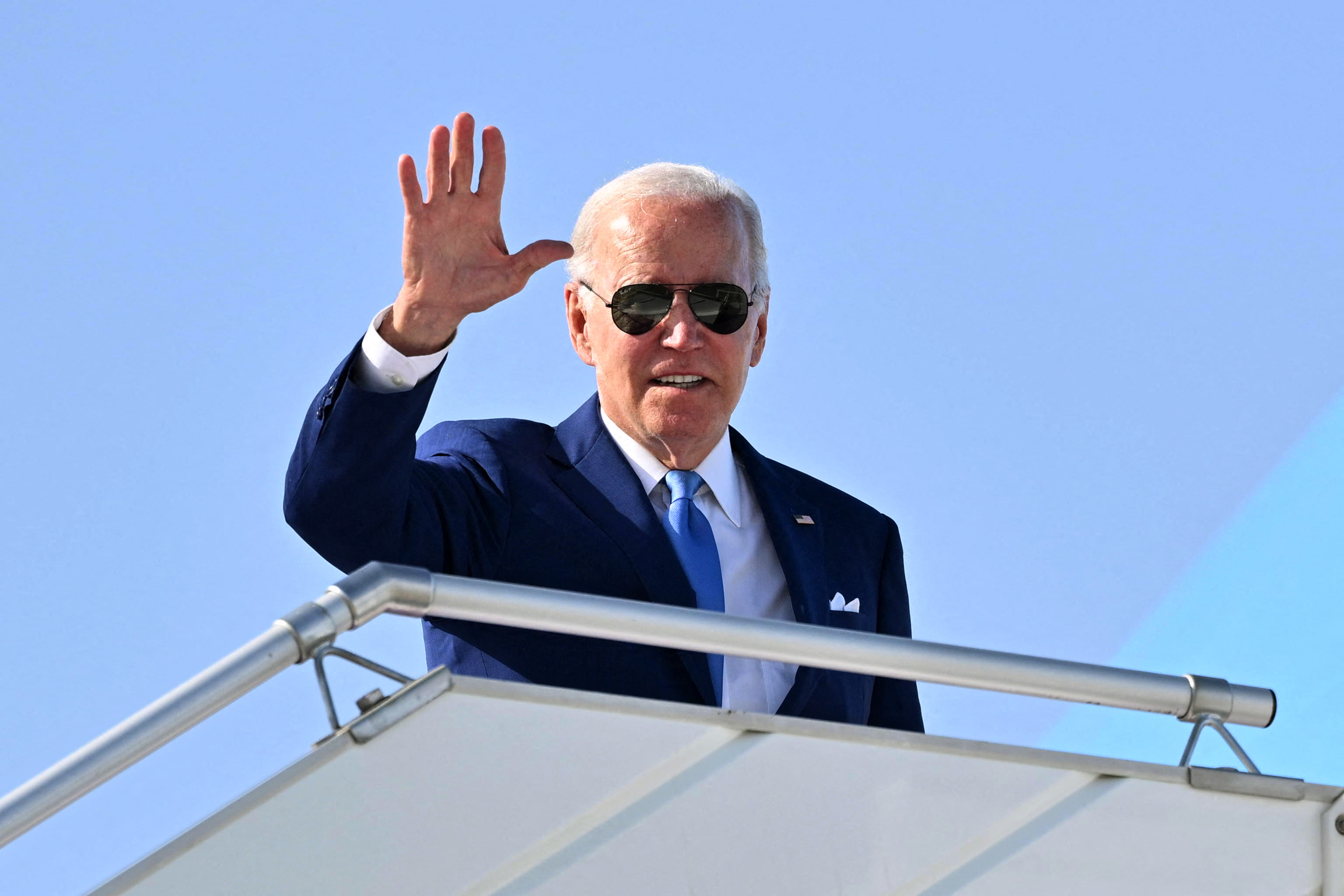 Presiden AS Joe Biden melambaikan tangan sebelum berangkat dengan pesawat kepresidenan.