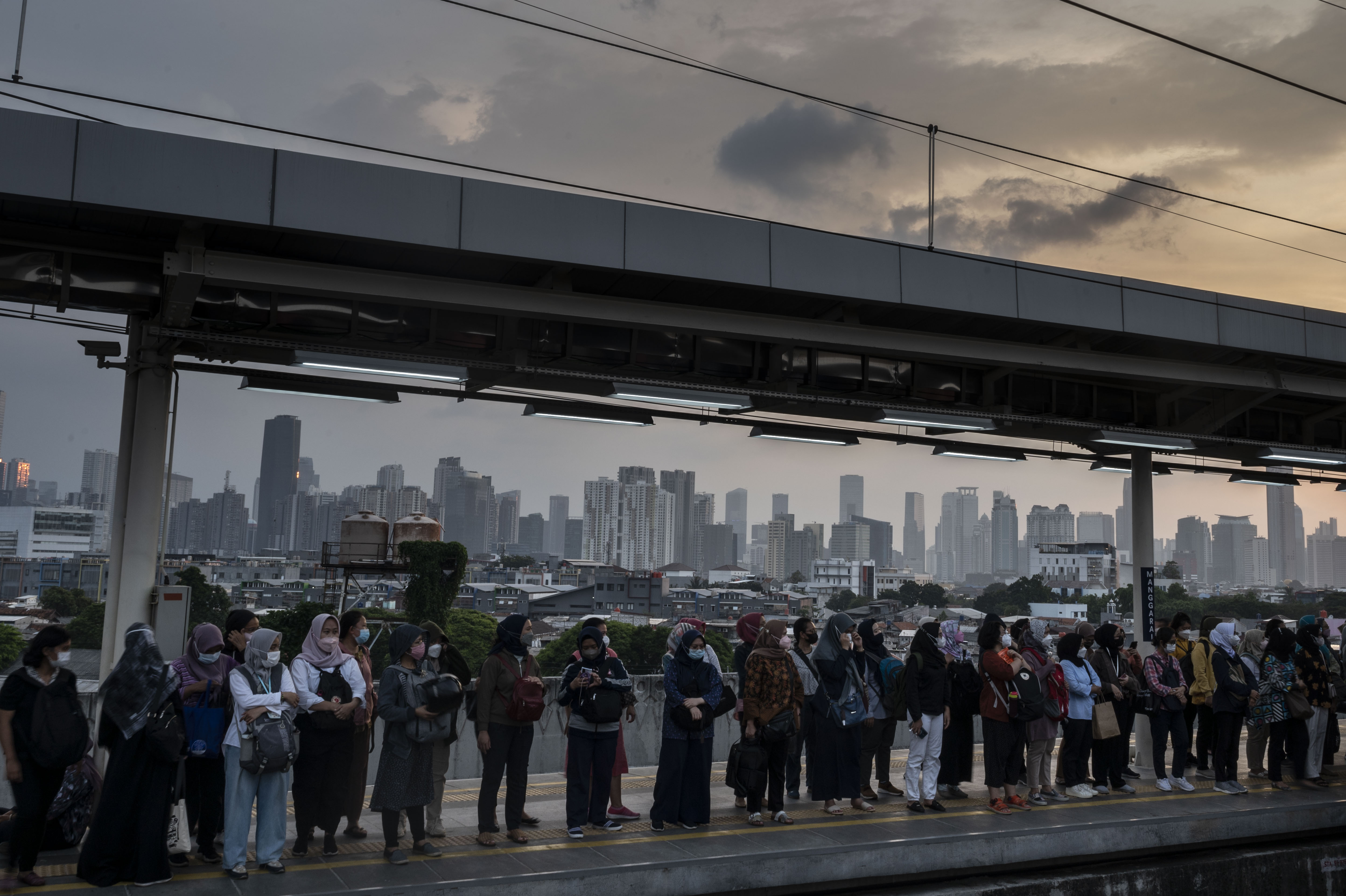 Sejumlah penumpang menunggu kedatangan KRL di Stasiun Manggarai, Jakarta.