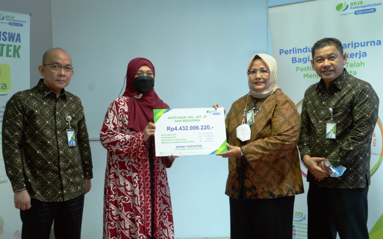 BPJS Ketenagakerjaan (BPJAMSOSTEK) membayarkan santunan kepada ahli waris peserta Jamsostek yang meninggal dunia