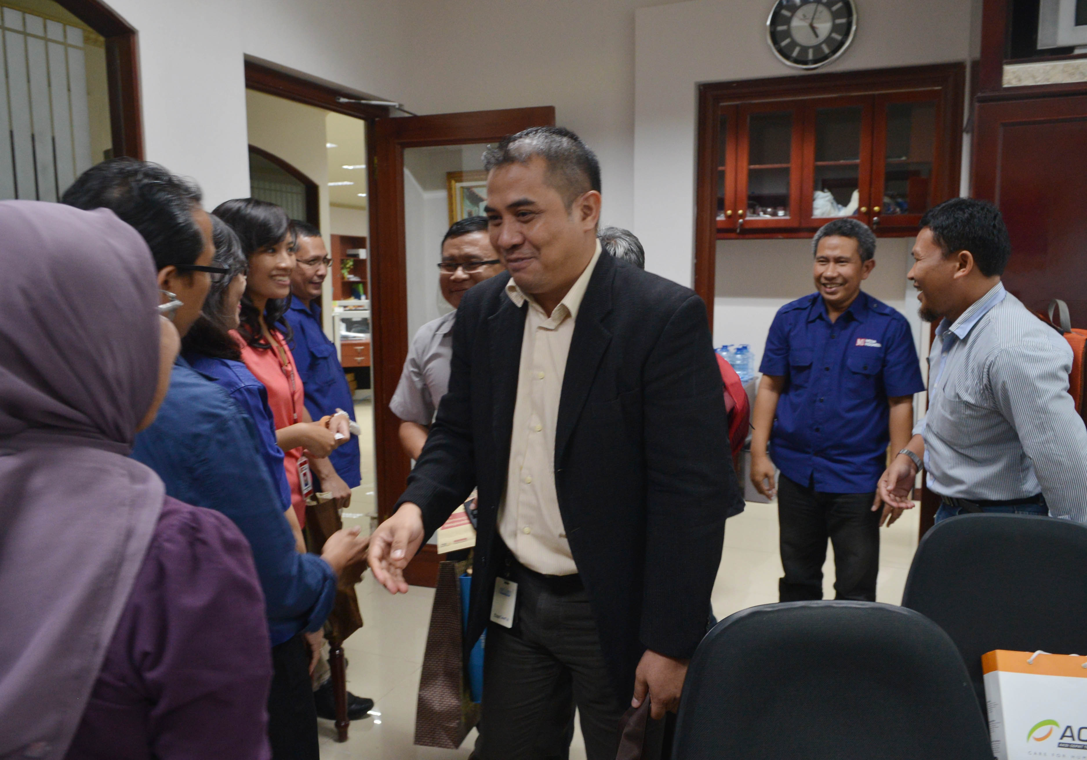 Presiden Aksi Cepat Tanggap (ACT) Ibnu Khajar (tengah)