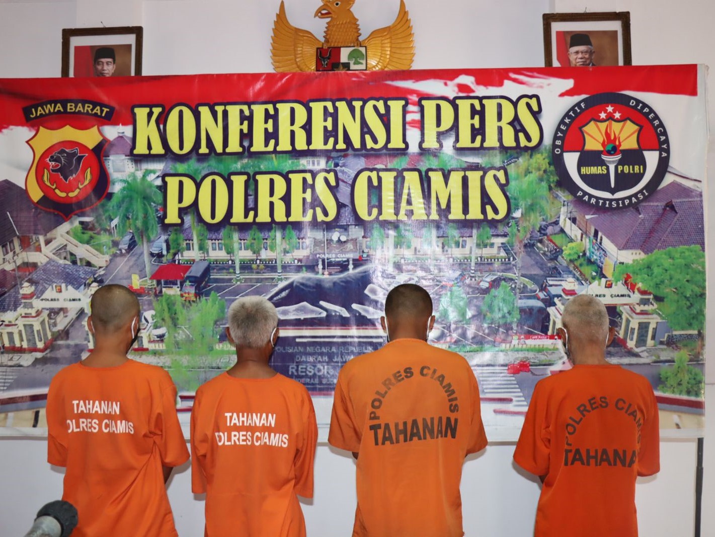 Empat tersangka kasus pencabulan terhadap anak di bawah umur.