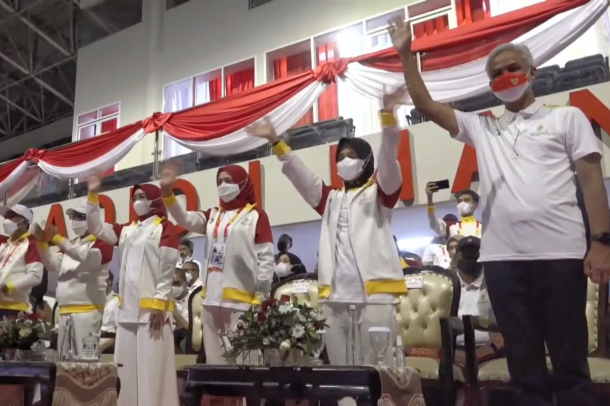 Gubernur Jawa Tengah Ganjar Pranowo pun hadir, didampingi istrinya Siti Atiqoh saat pembukaanASEAN Para Games 2022, di Solo, Sabtu (30/7)