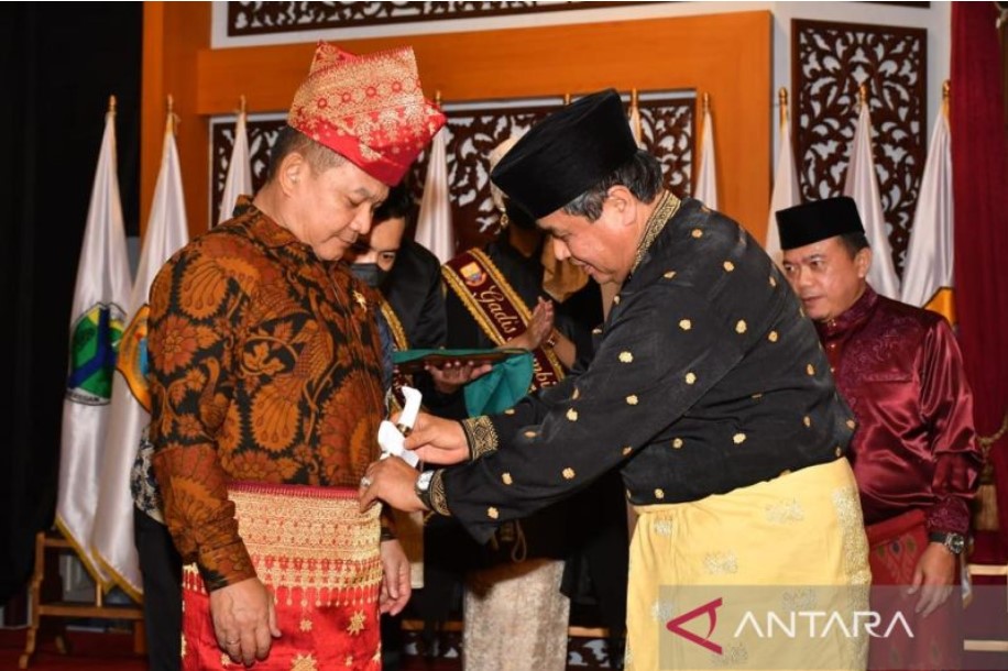 Pemberian gelar adat Lembaga Adat Melayu (LAM) Jambi kepada Kasad Jenderal TNI Dudung Abdurachman di Jambi.