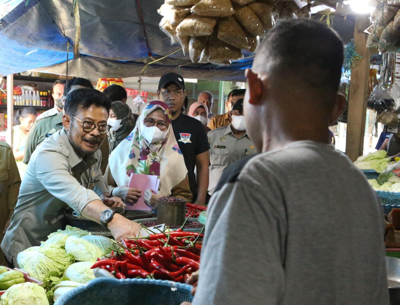 Mentan SYL melakukan inspeksi mendadak (sidak) ke Pasar Pabaeng-baeng, Kota Makassar, Sulawesi Selatan, Senin (11/7).  