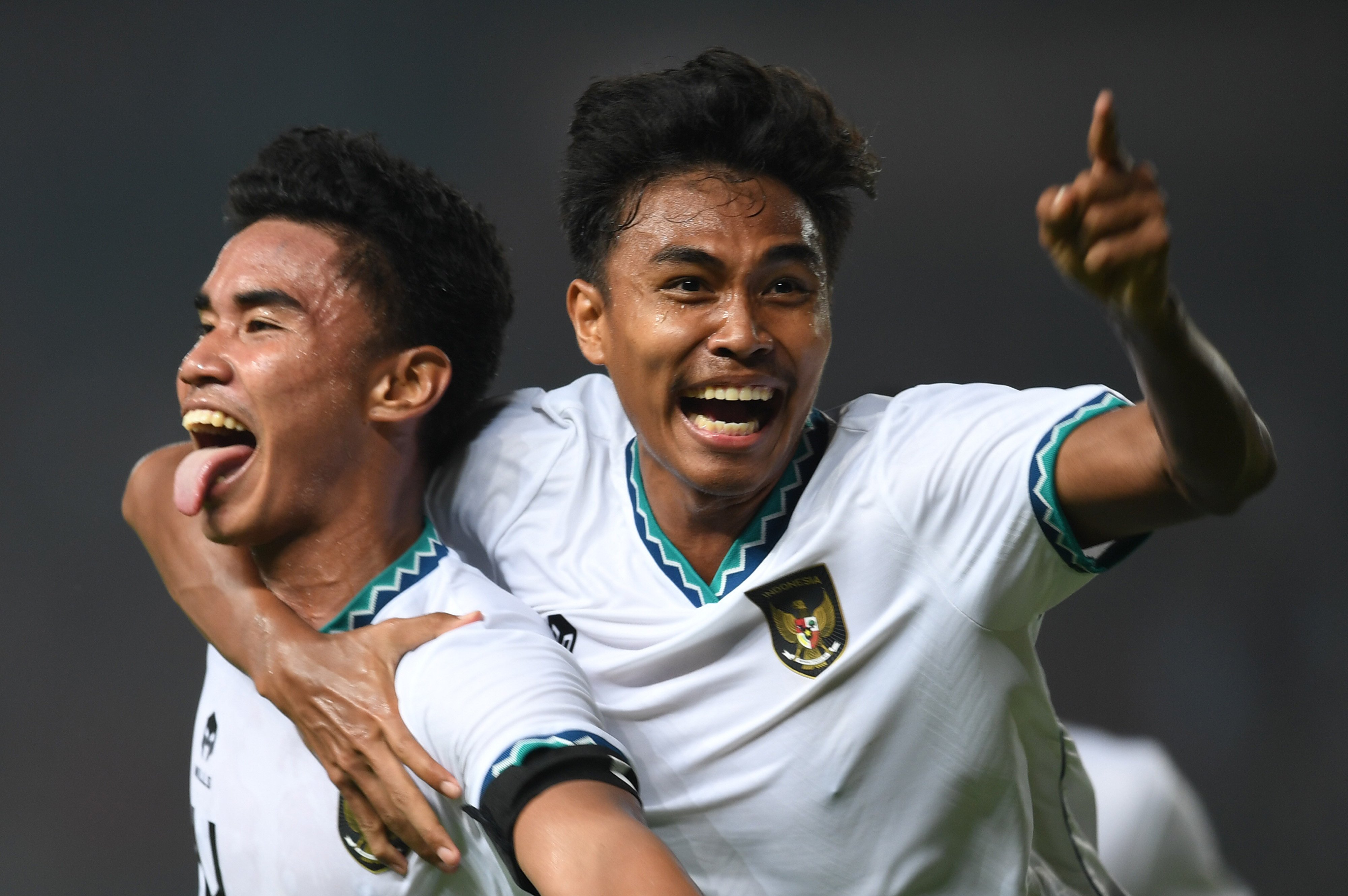 Pesepak bola Indonesia U-19 Muhammad Ferarri (kiri) merayakan gol yang dicetaknya ke gawang Myanmar U19 di babak pertama.
