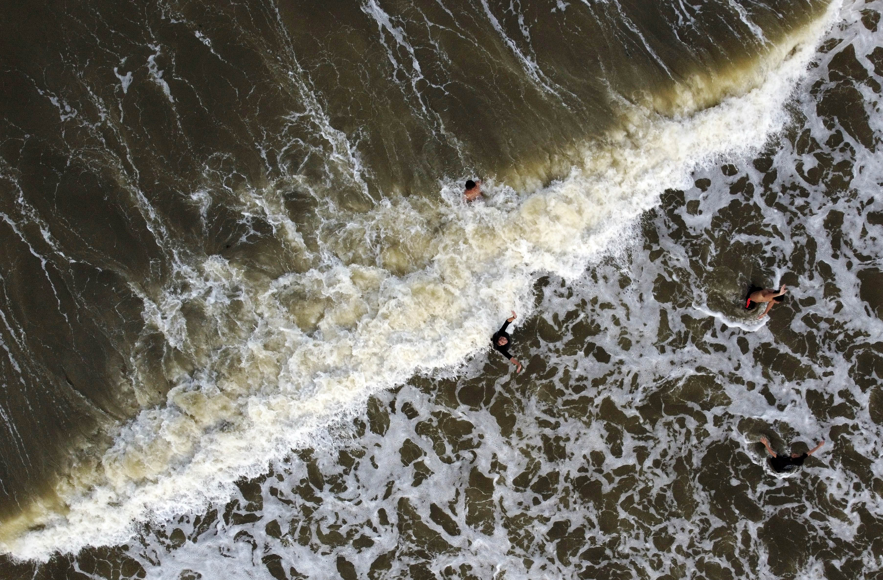 Potret ombak yang menghantam tepi pantai.