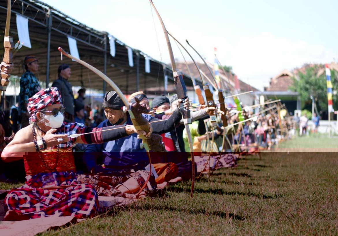Para peserta lomba memanah gaya matraman di Klaten, Jawa Tengah