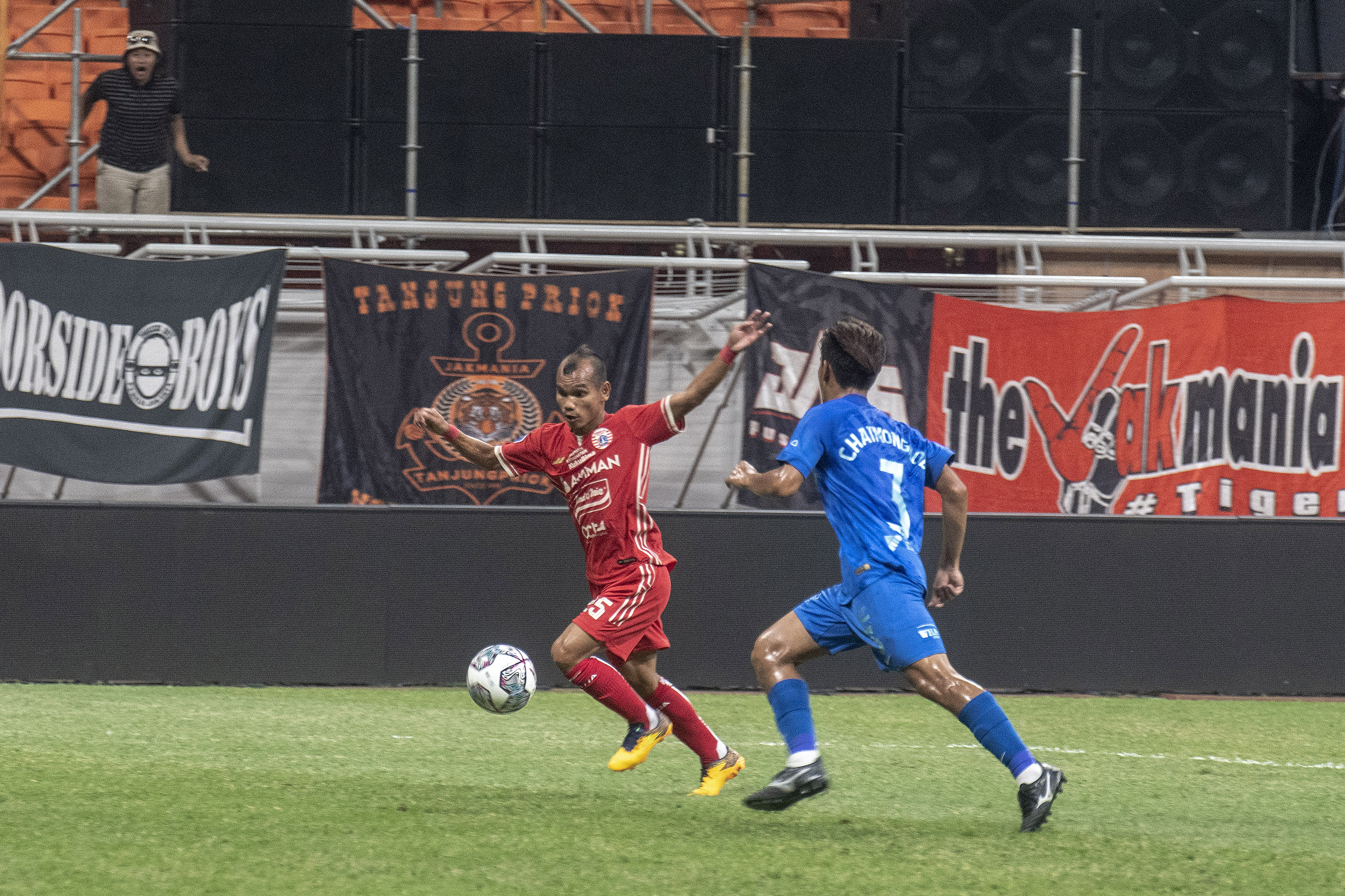 Pemain Persija Riko Simanjuntak (kiri)