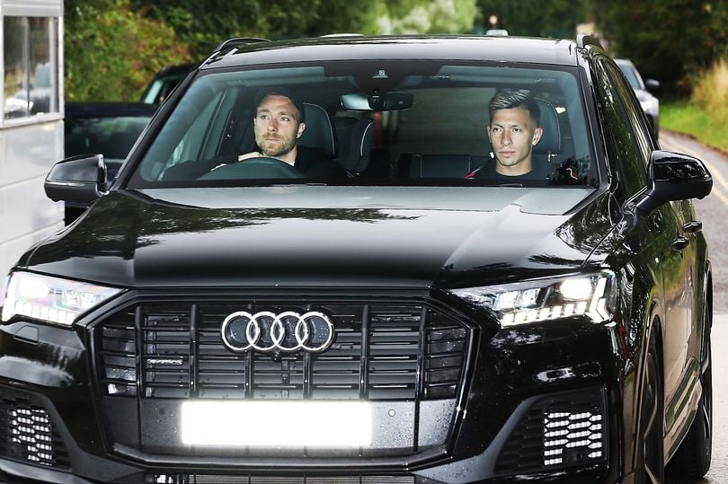 Christian Eriksen (kiri) dan Lisandro Martinez