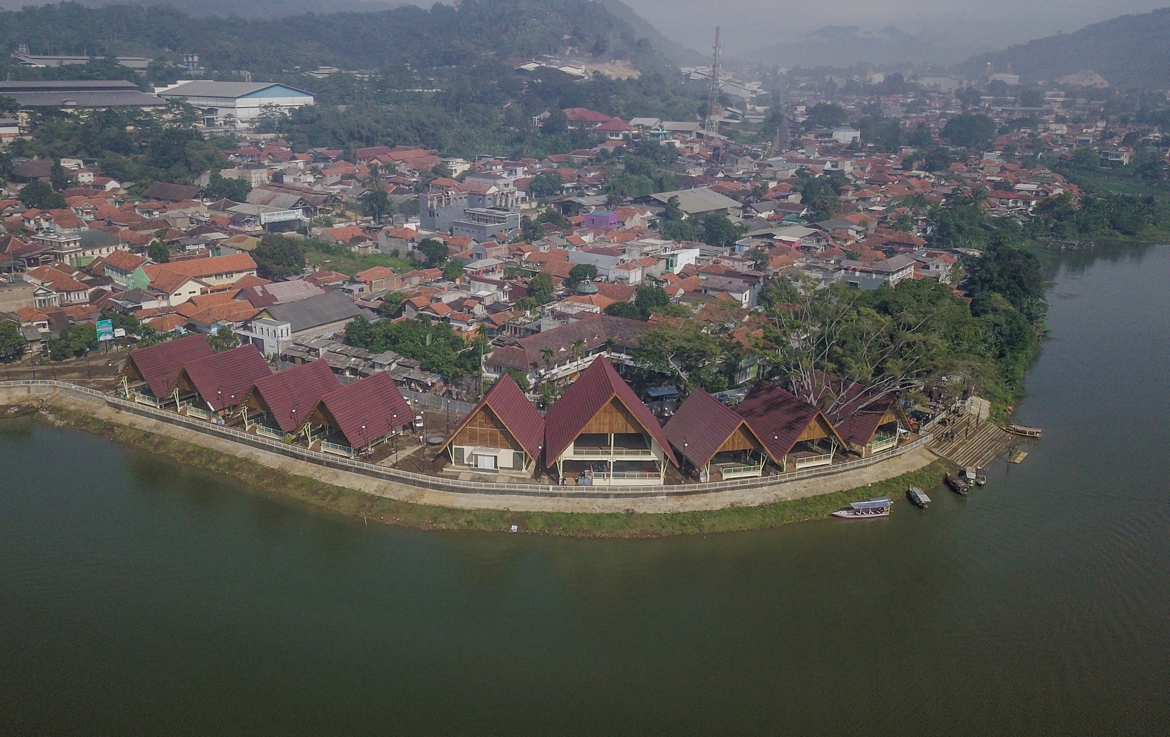 Foto udara Situ Ciburuy di Padalarang, Kabupaten Bandung Barat, Jawa Barat, Rabu (1/6).