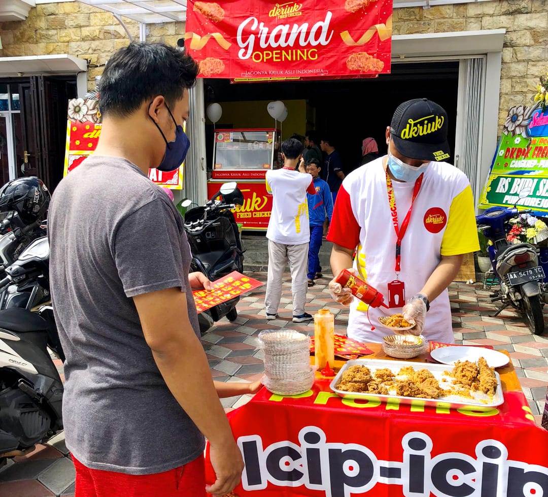 Salah satu outlet waralaba kuliner ayam goreng, Dkriuk,  