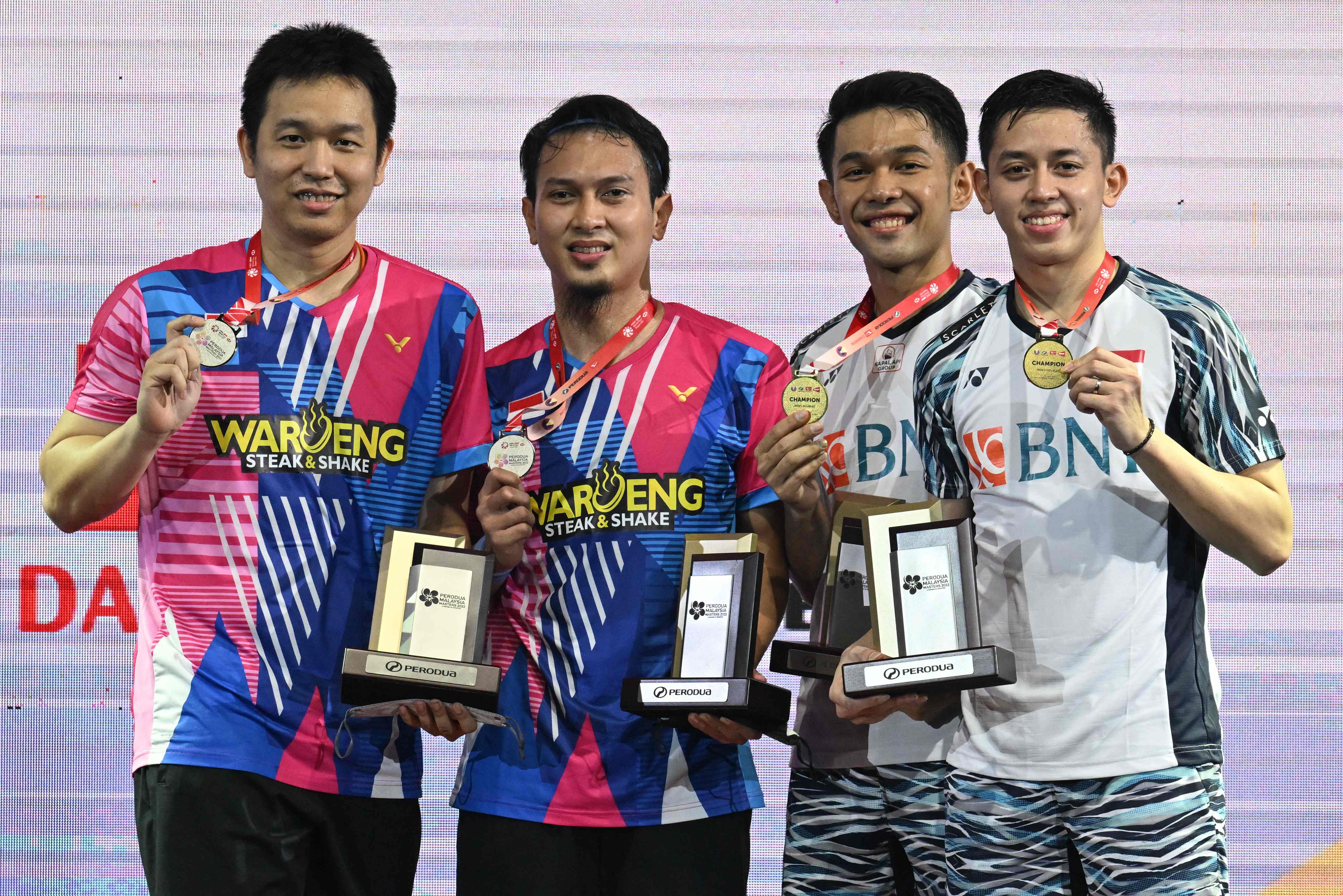 Ganda putra Indonesia Fajar/Rian (kanan) berpose bersama rekan senegara pasangan Hendra/Ahsan setelah tampil di final Malaysia Masters.