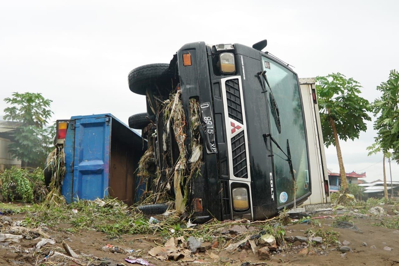 Akibat banjir bandang di Garut.