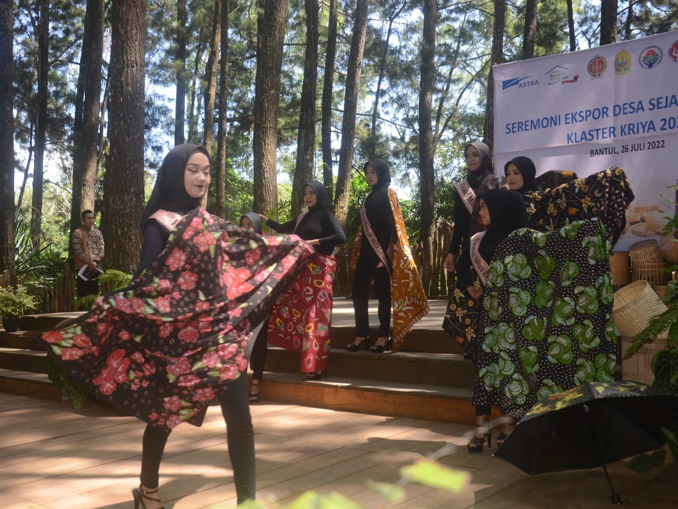 Komunitas Pembatik Cilik wilayah Pandak dan Gedangsari memamerkan hasil karya batik tulis.