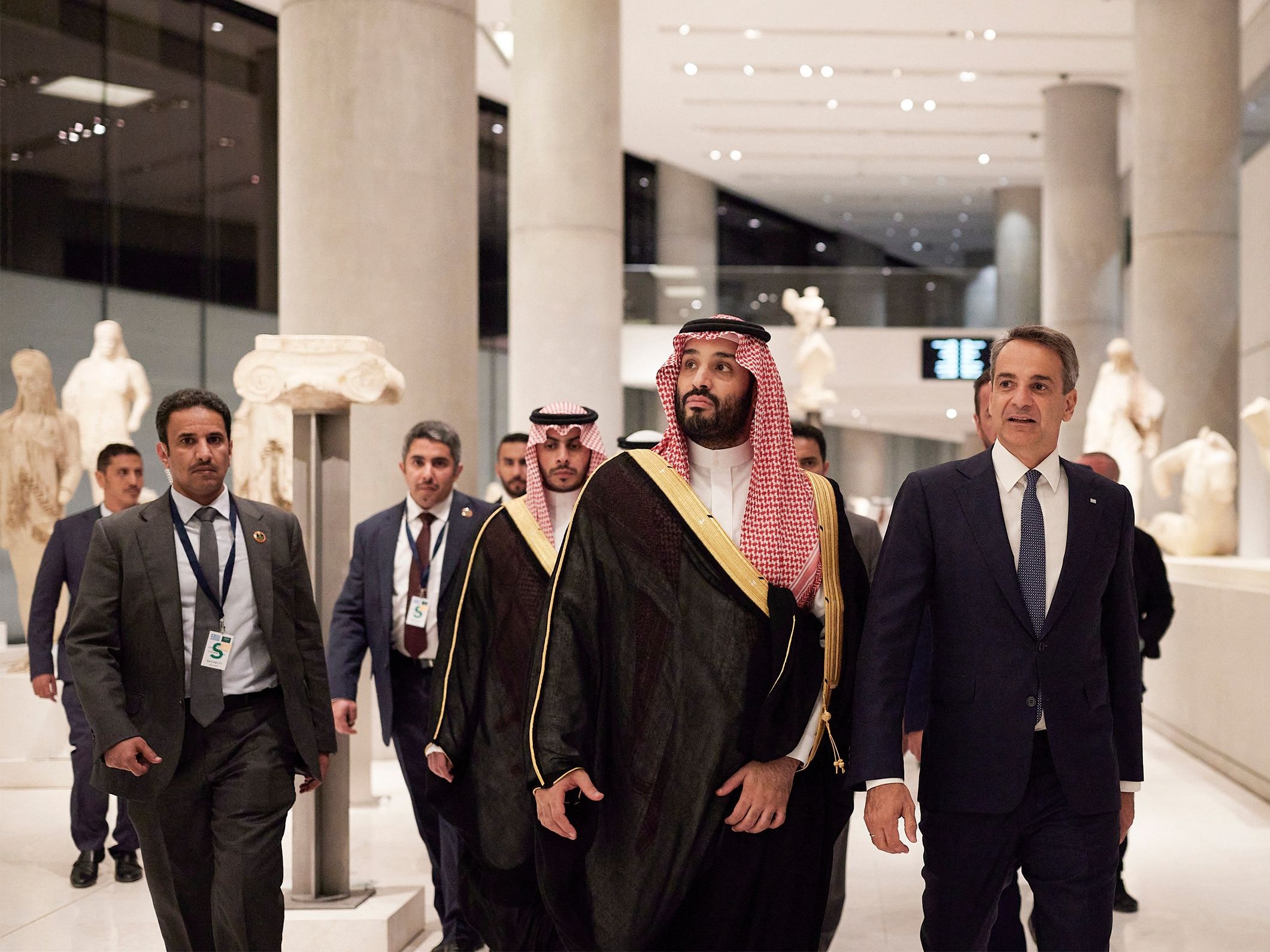 Putra Mahkota Saudi Mohammed bin Salman dan Perdana Menteri Yunani Kyriakos Mitsotakis mengunjungi museum Acropolis di Athena.