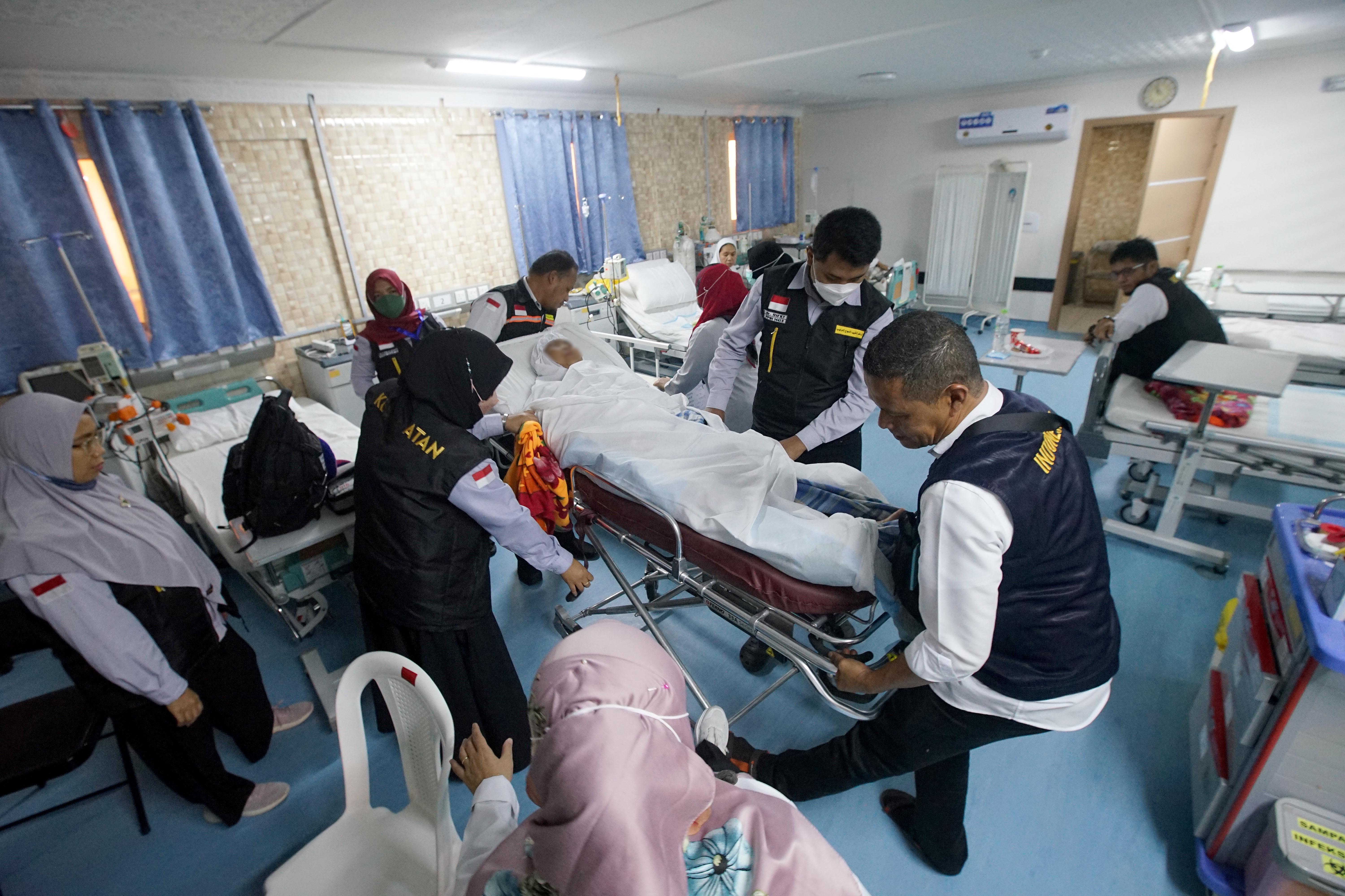 Petugas merawat jemaah haji yang sakit di Klinik Kesehatan Haji Indonesia (KKHI) di Madinah, Arab Saudi.