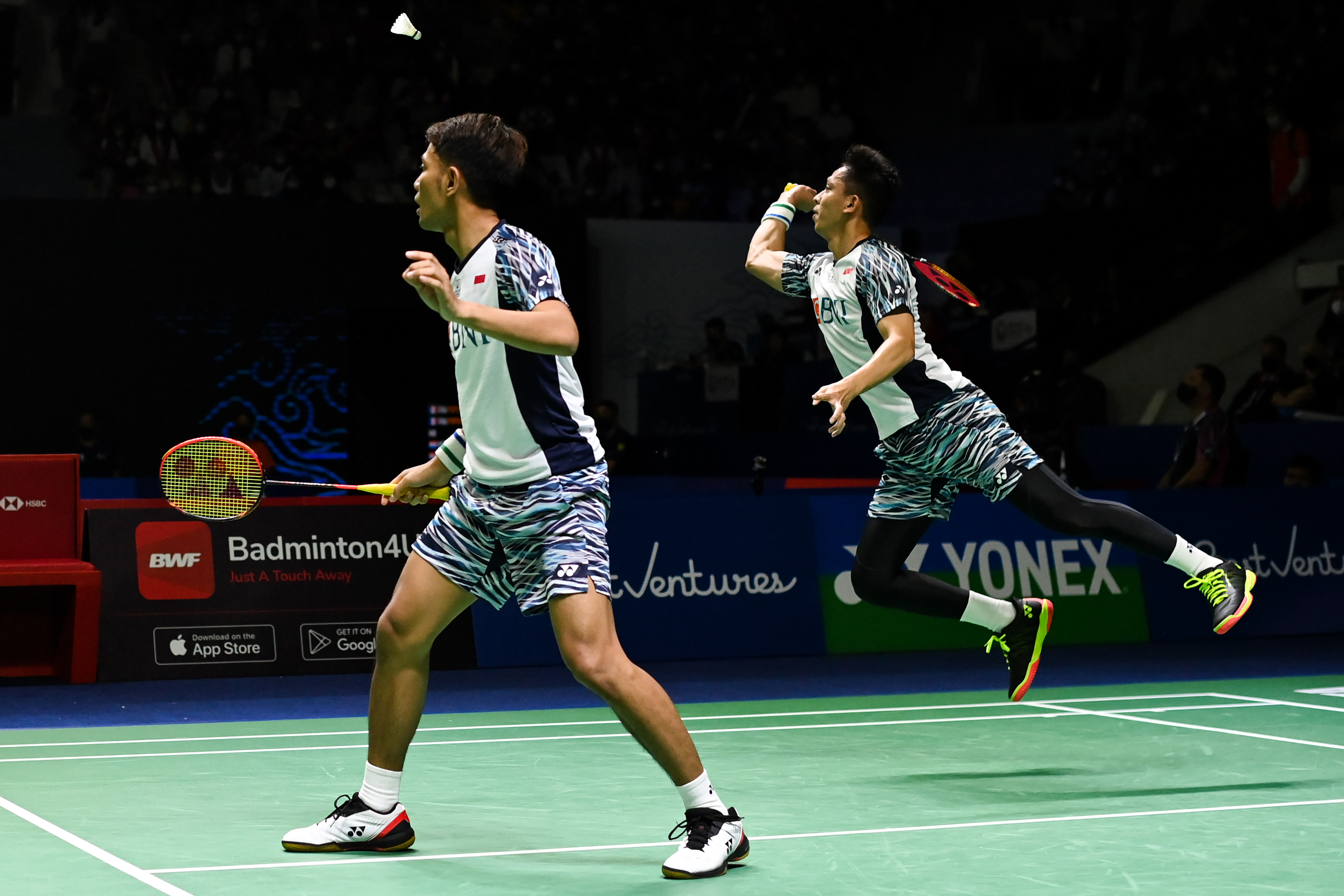 Ganda putra Indonesia Muhammad Rian Ardianto (kanan) dan Fajar Alfian saat berlaga di Indonesia Open 2022, Juni lalu.