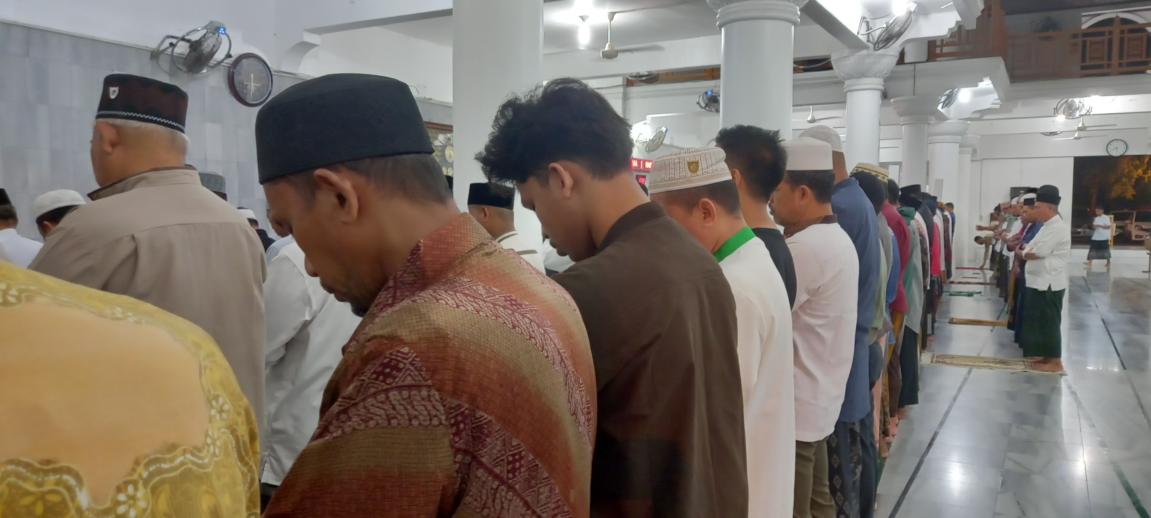 Jemaah sedang menunaikan salat di Masjid Agung Al-Falah Kota Sigli, Kabupaten Pidie, Aceh.