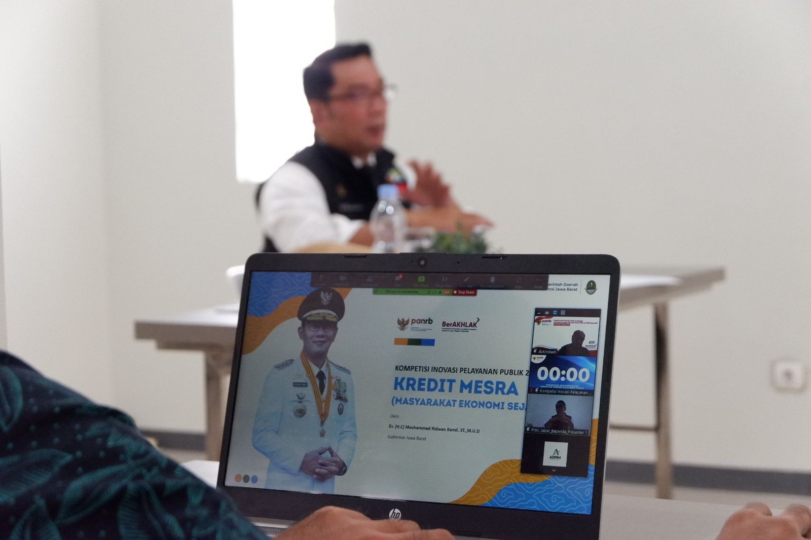 Gubernur Provinsi Jawa Barat Ridwan Kamil langsung turun tangan ikut menjadi peserta uji yang diwawancarai.