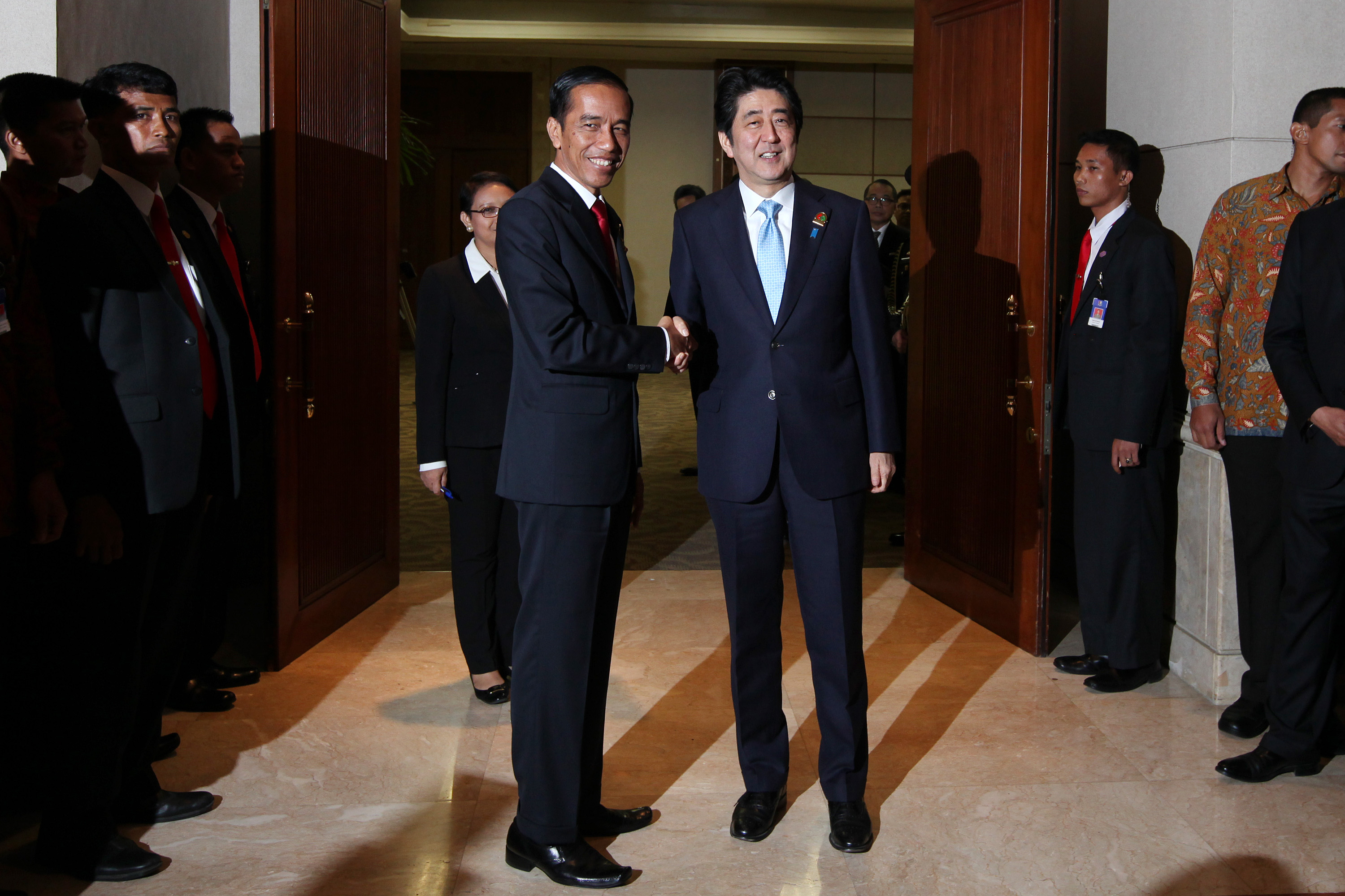Presiden Joko Widodo dan mendiang mantan Presiden Jepang Shinzo Abe pada KTT Asia Afrika tahun 2015. 