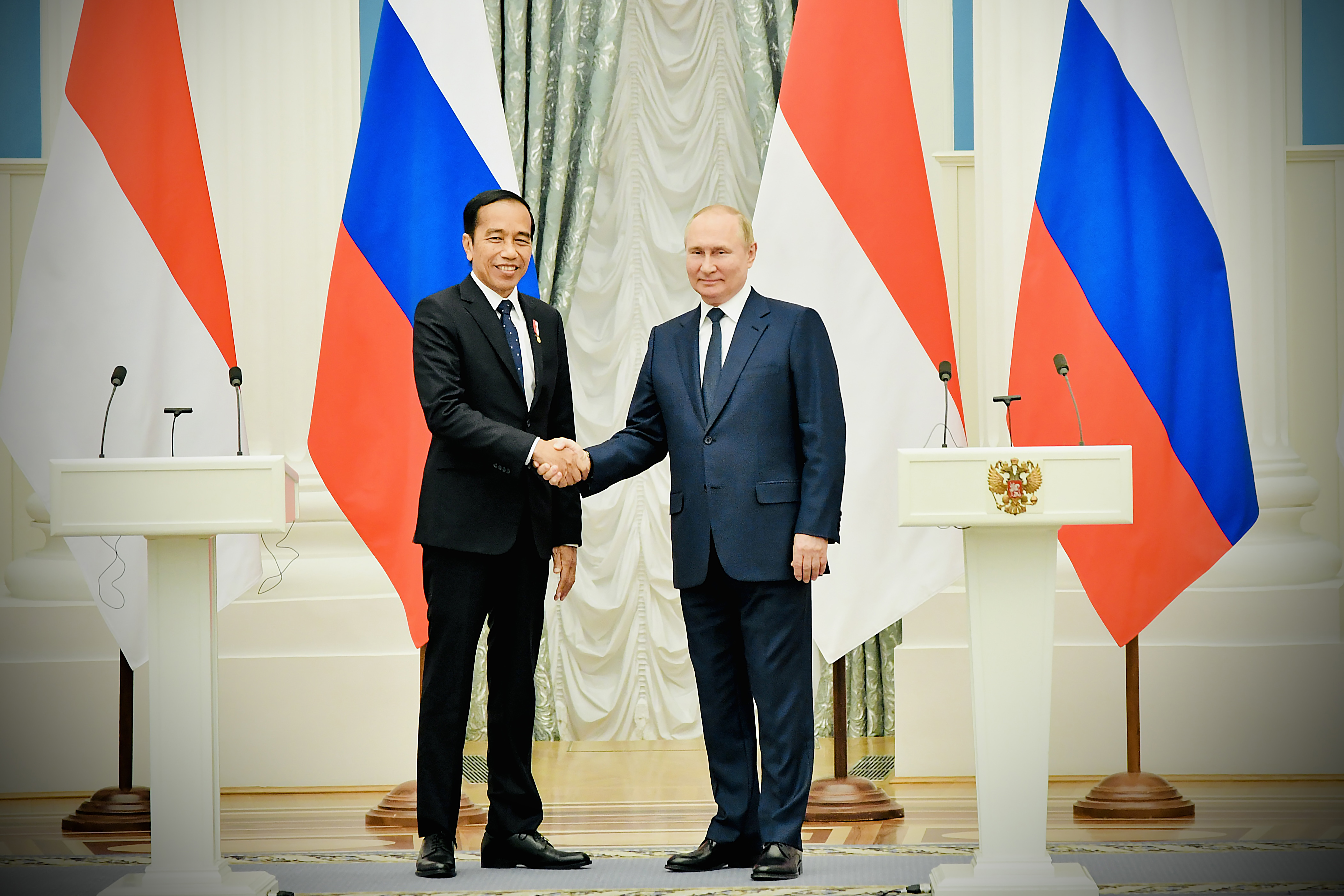 Presiden Joko Widodo (kiri) berjabat tangan dengan Presiden Rusia Vladimir Putin (kanan) di Istana Kremlin, Moskow, Rusia, Kamis (30/6/2022)