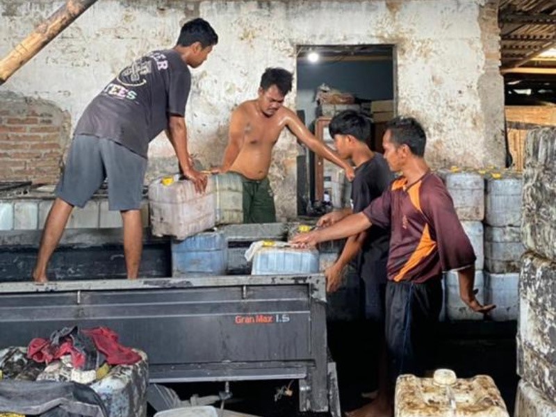 Pengepul di Pedaringan, Solo, mengumpulkan minyak jelantah dari warung, reatoran, dan dapur rumah tangga.