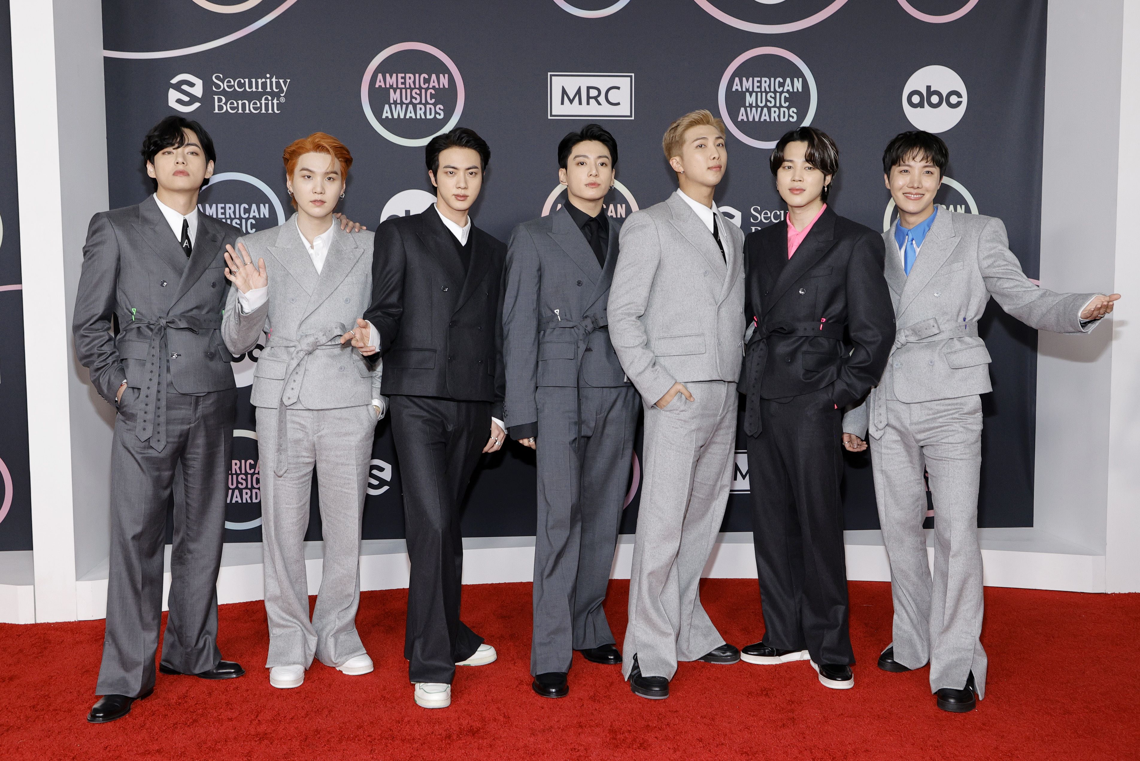 Supergroup BTS saat menghadiri American Music Awards 2021, di Los Angeles, AS. 