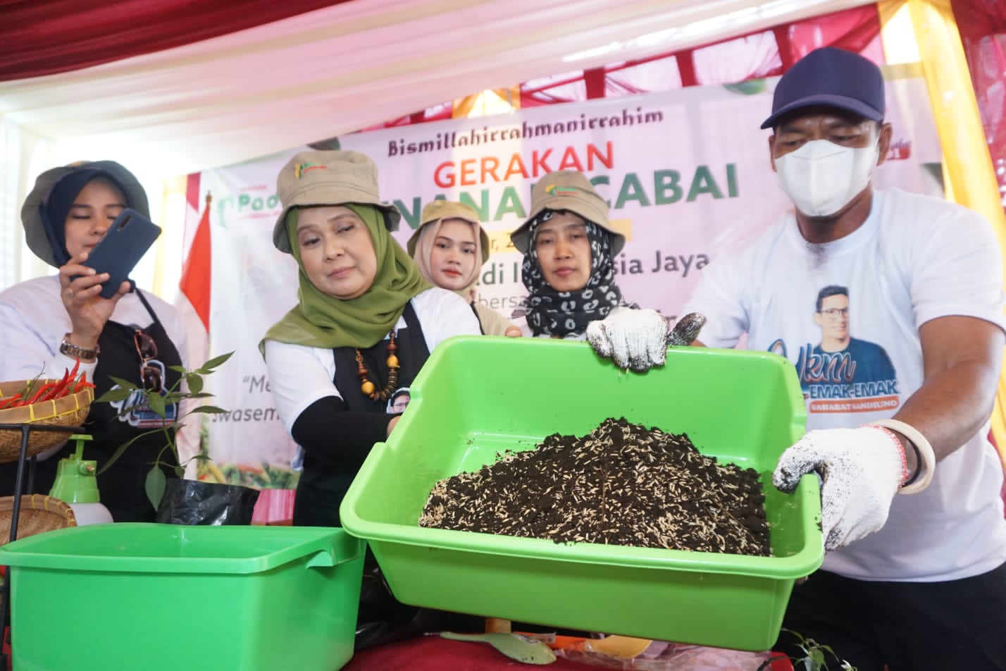 Sahabat Sandi bersama dengan Yayasan Padi Indonesia Jaya memberikan pelatihan menanam cabai dan membagikan 10.000 bibit cabai di Cikeas, Bog