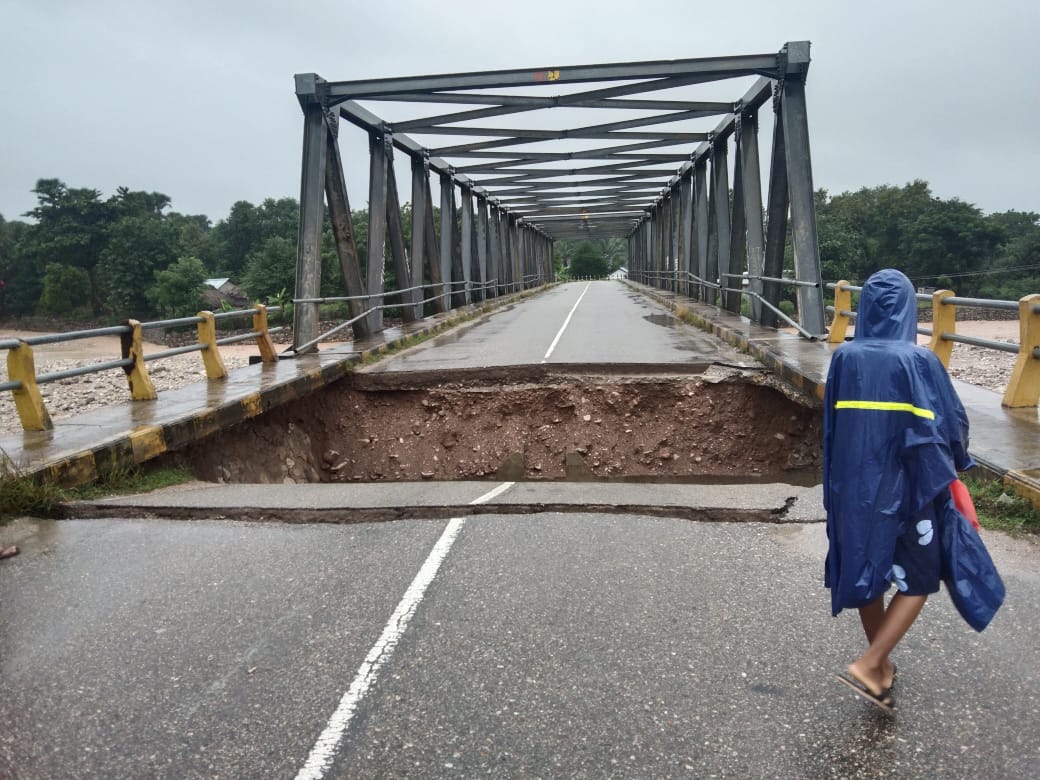 Kondisi Jembatan Boking di Kecamatan Boking, Kabupaten Timor Tengah Selatan (TTS), Nusa Tenggara Timur yang putus pada bagian oprit 