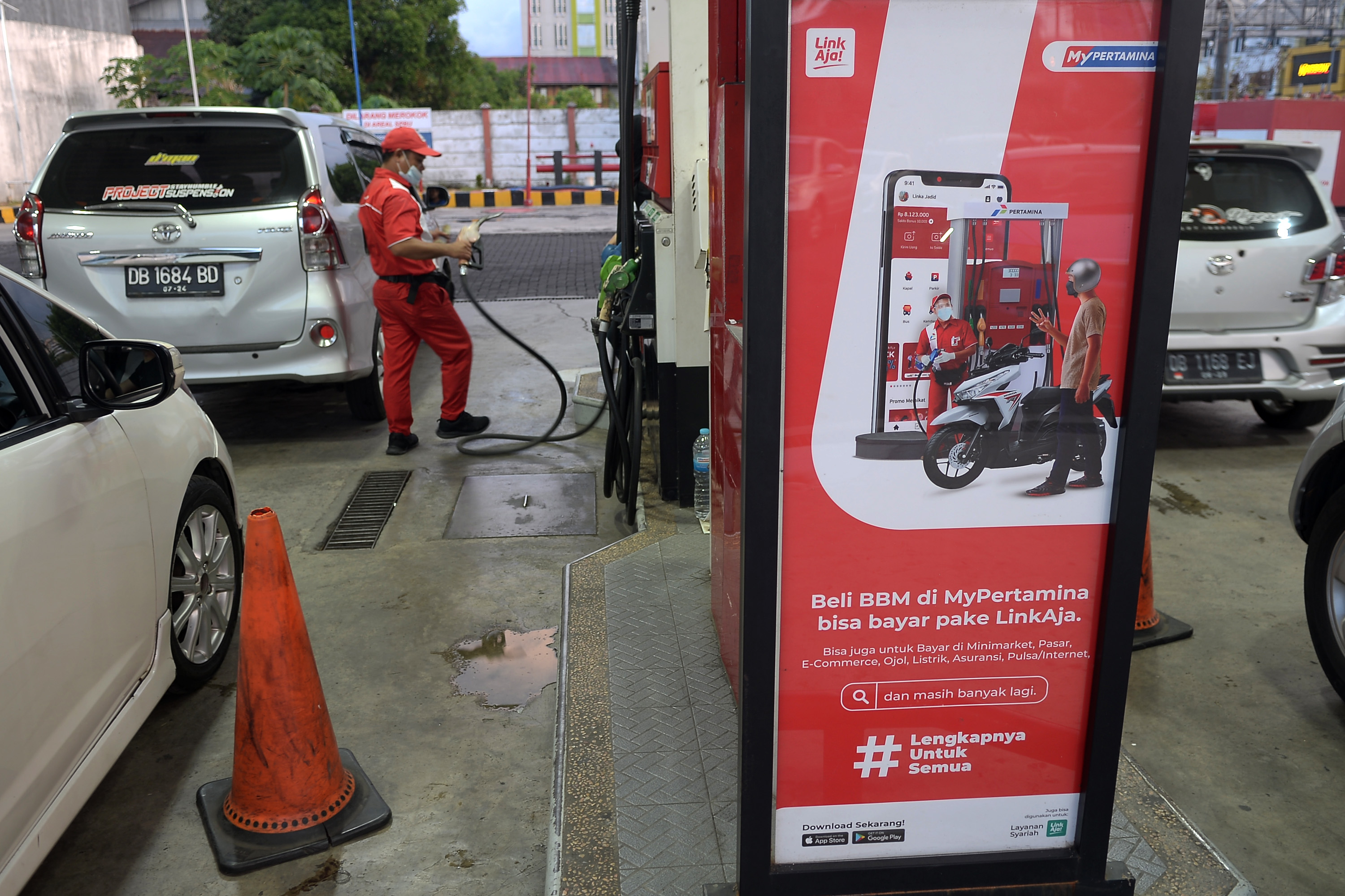Petugas stasiun pengisian bahan bakar umum (SPBU) melayani pelanggan di Manado, Sulawesi Utara.