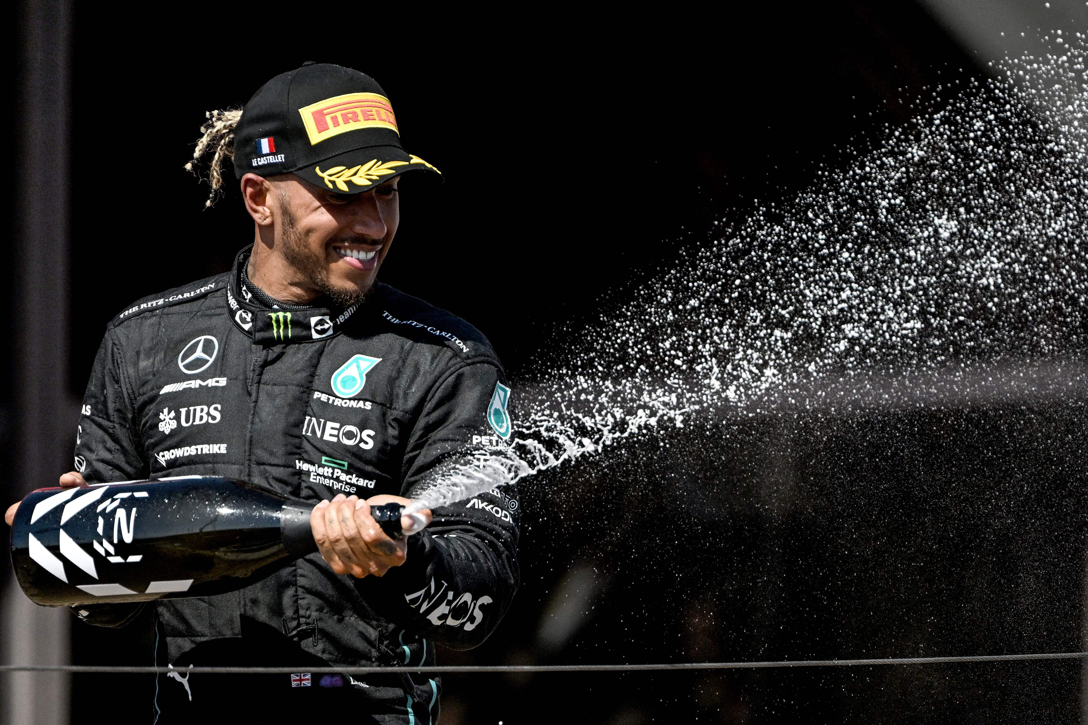 Pembalap Mercedes Lewis Hamilton melakukan selebrasi usai naik podium di GP Prancis.