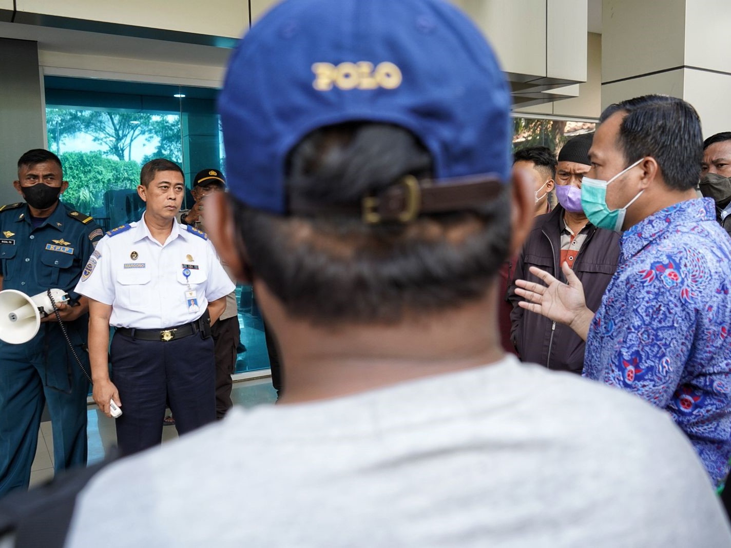 Para pengguna jasa kepelabuhanan terminal milik PT Karya Cipta Nusantara di KSOP Marunda.