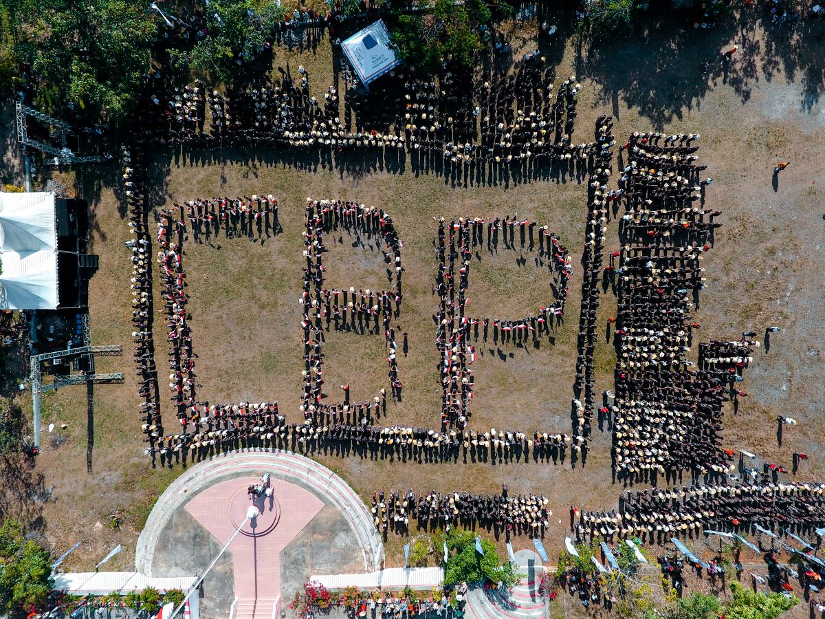 Rekor Muri penari terbanyak di halaman Kantor Bupati Rote Ndao, NTT, kegiatan itu sebagai bagian dari edukasi rupiah, BI perwakilan NTT, Kam