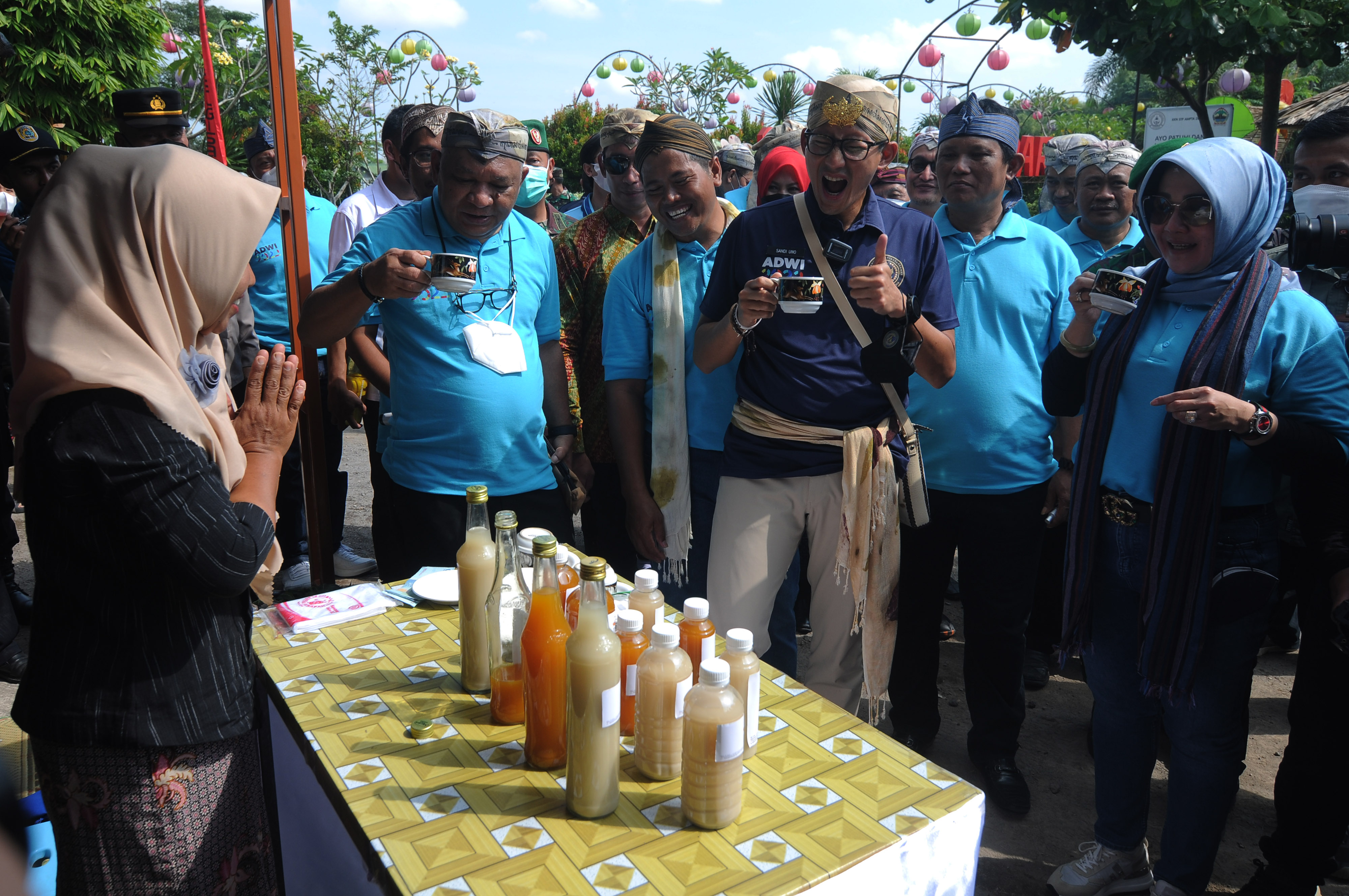 Menparekraf Sandiaga Uno mengunjungi salah satu pelaku UMKM di Desa Bugisan, Prambanan, Klaten, Jawa Tengah, Jumat (1/7).